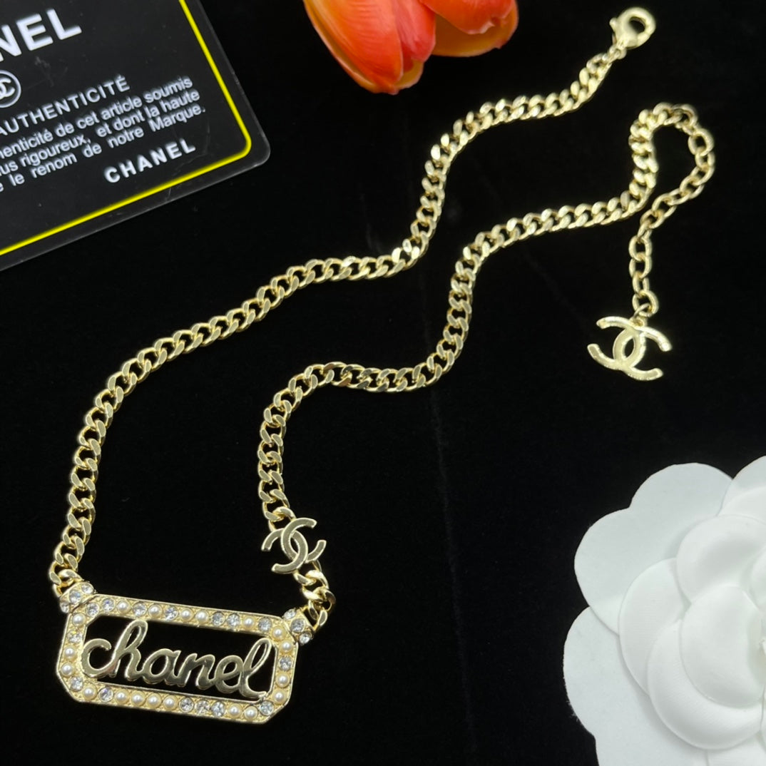 14C919XDE Stylish Necklaces