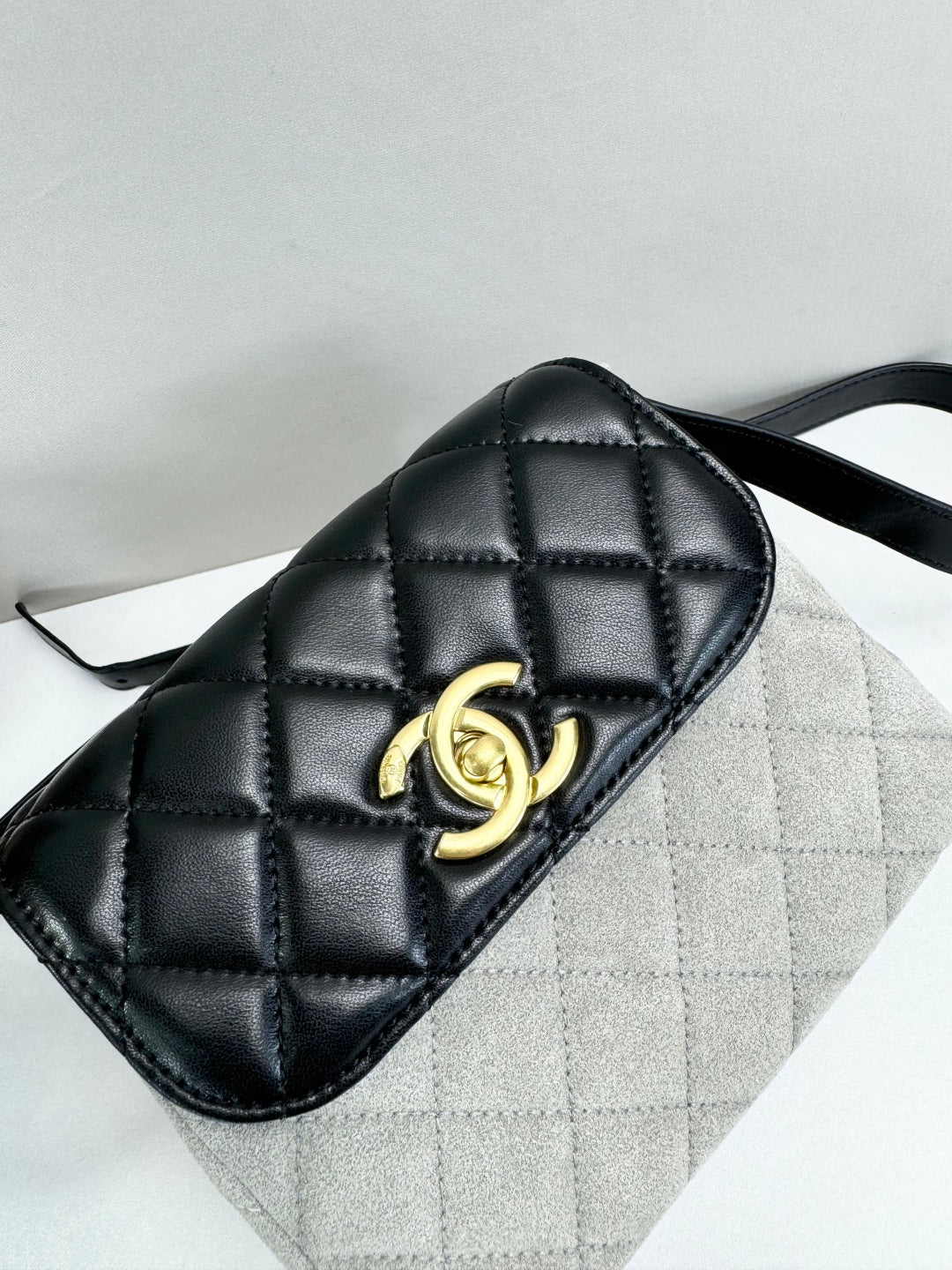 15RC62BDE Stylish leather bag