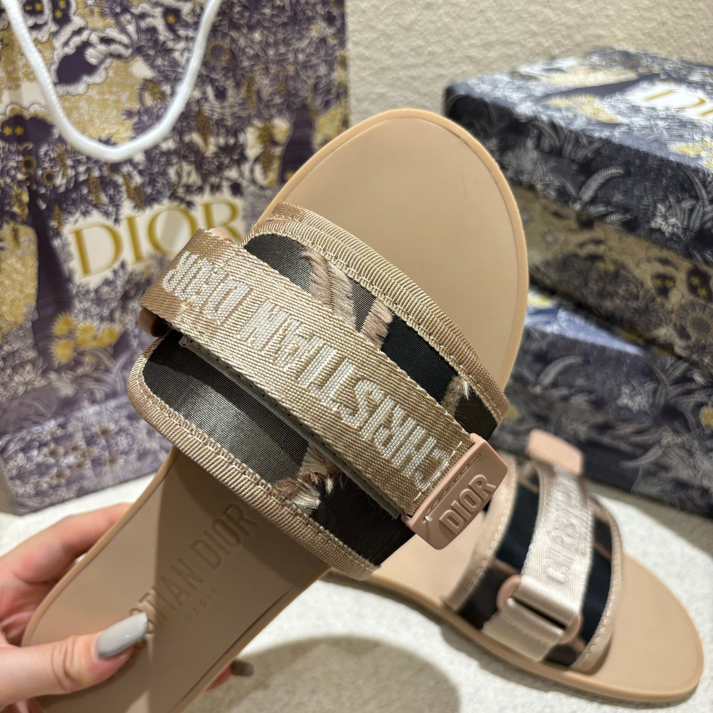 14D17ZDE Stylish slippers