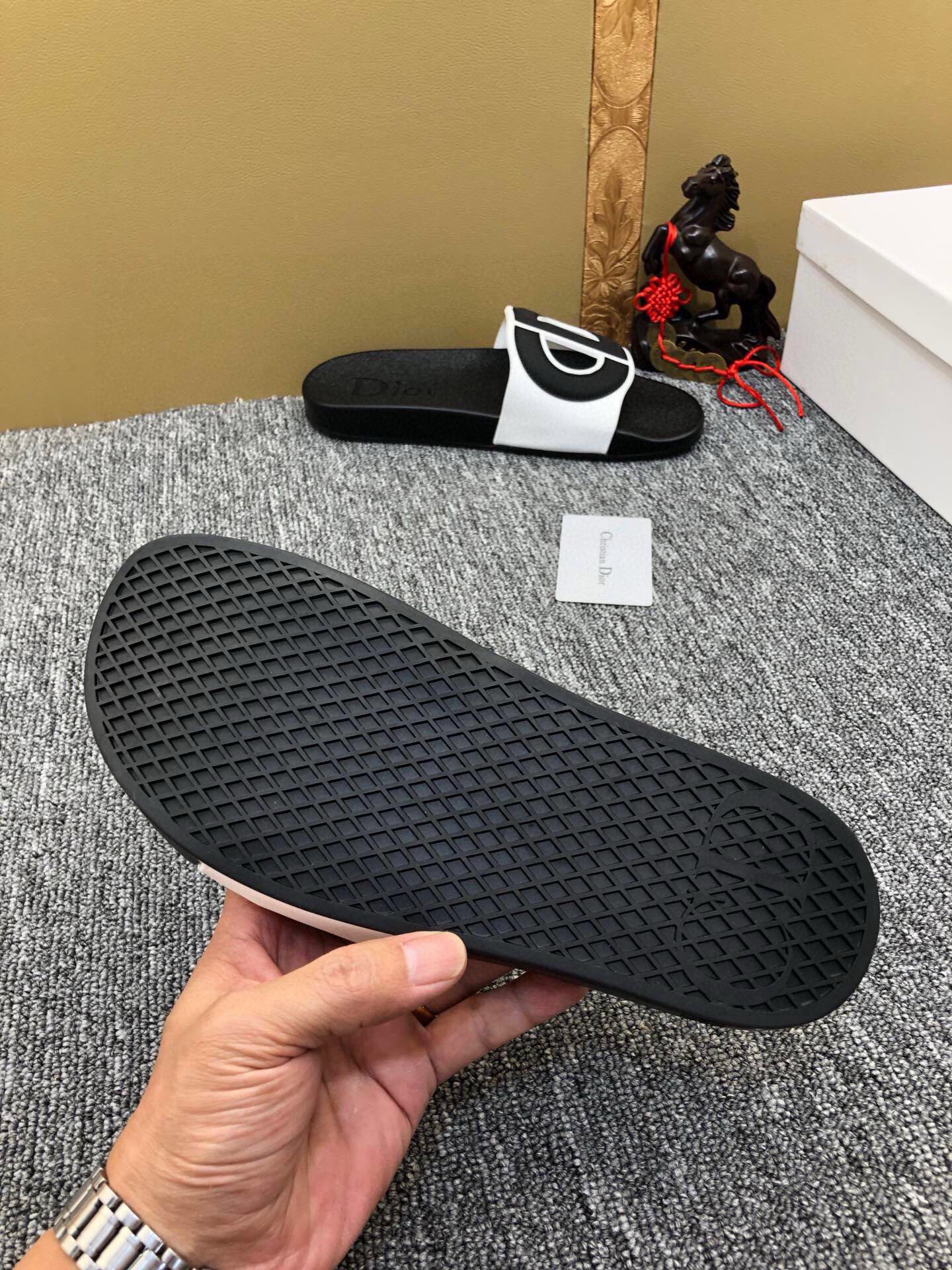 54D51ZDE Stylish slippers