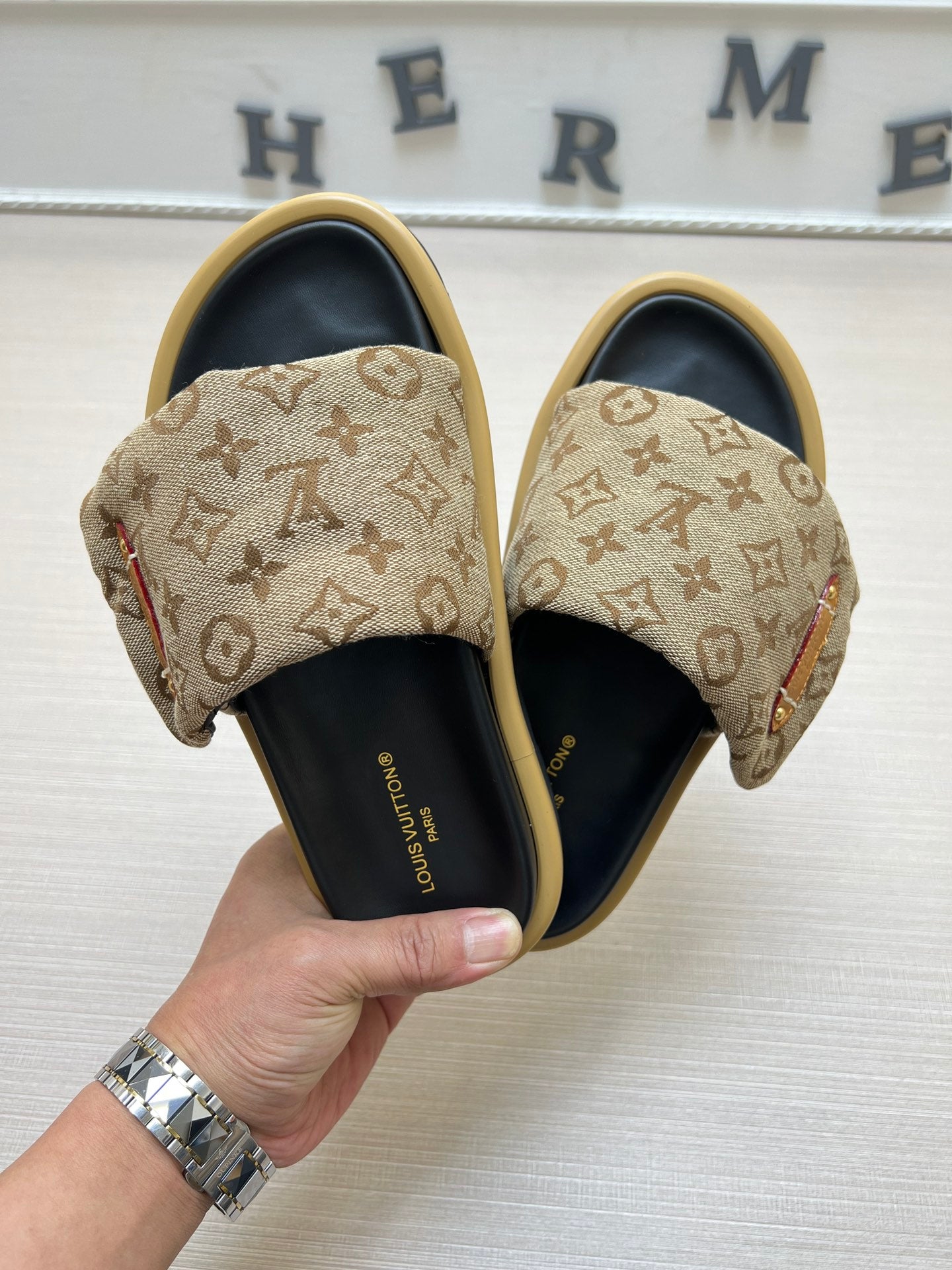 54E100ZDE Stylish slippers Sole thickness 5cm