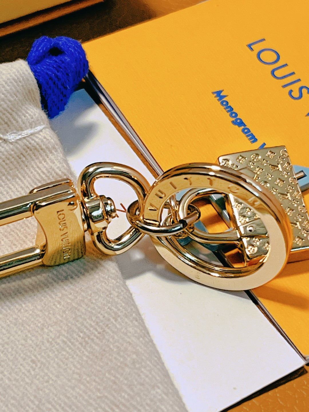 14E43ADE Stylish key closure