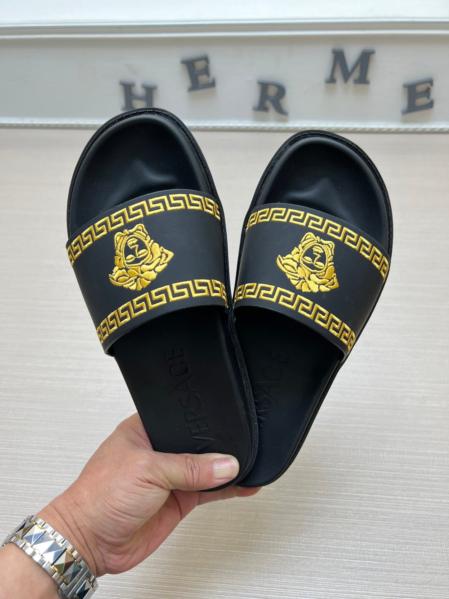 54V53ZDE Stylish slippers
