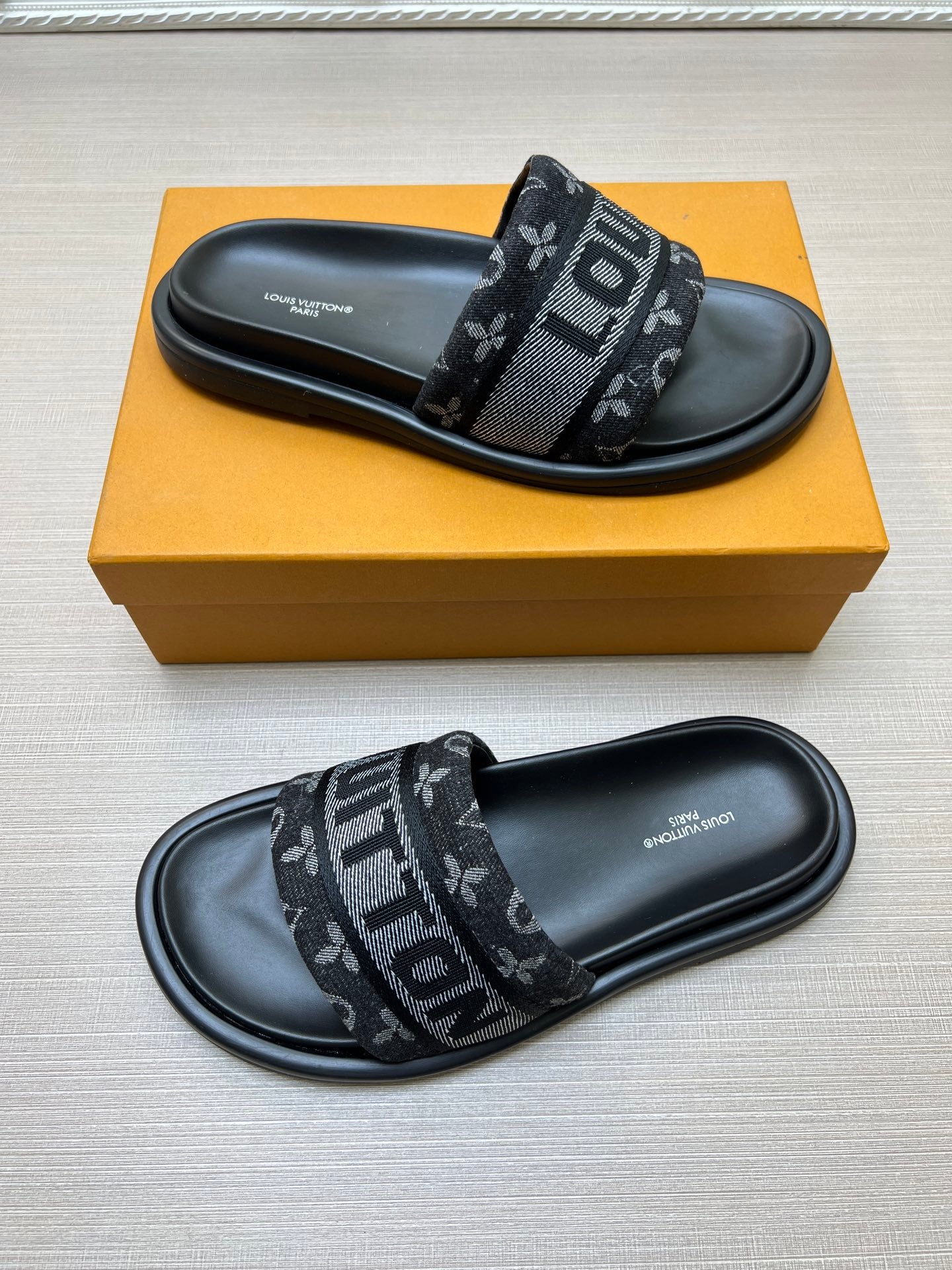 535ZE300ZDE Stylish Slippers