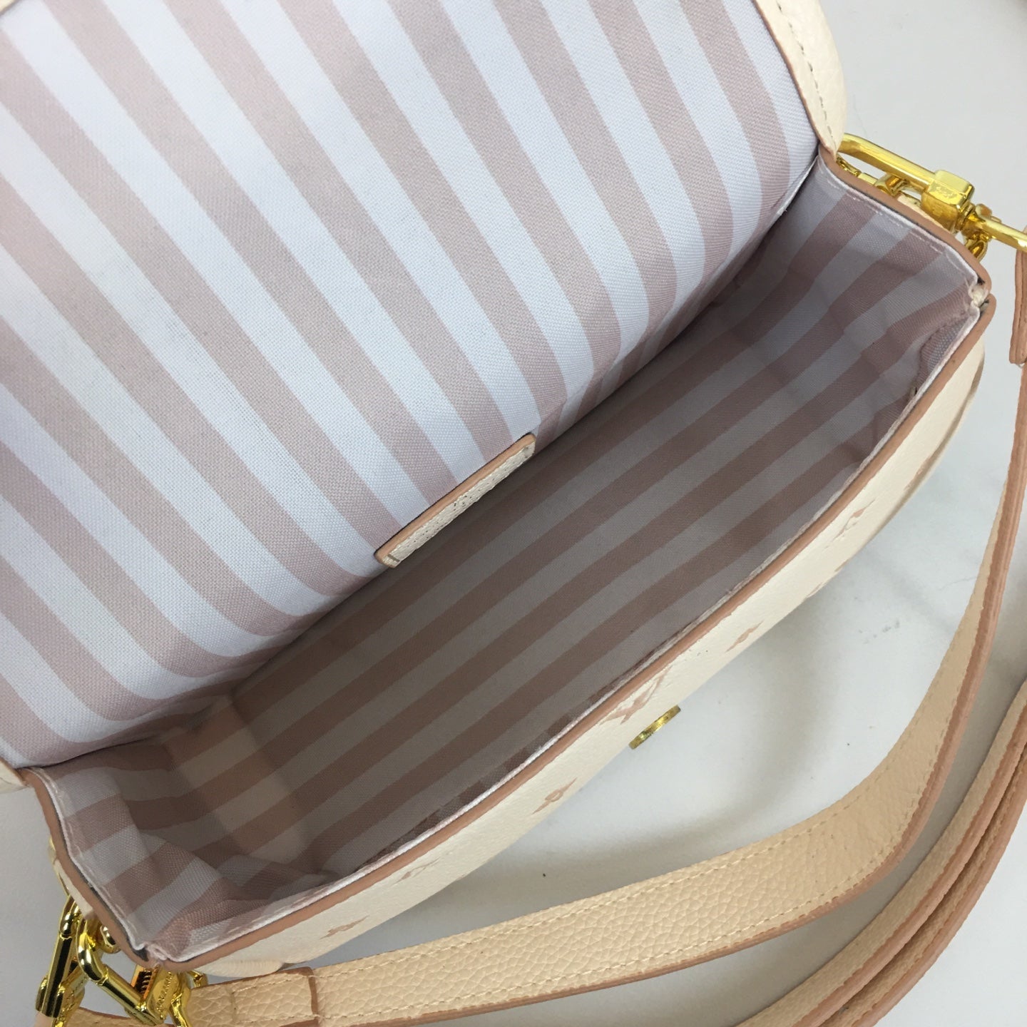 175NE8BDE Stylish leather bag