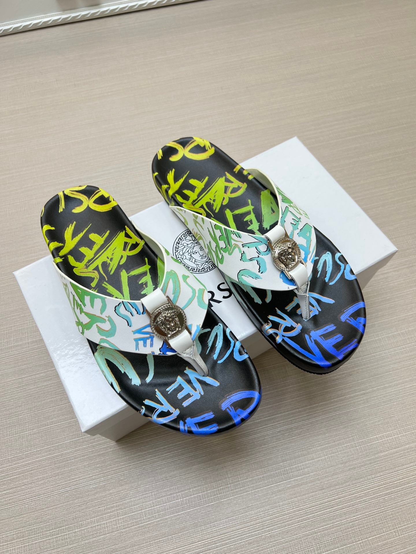 54V96ZDE Stylish slippers