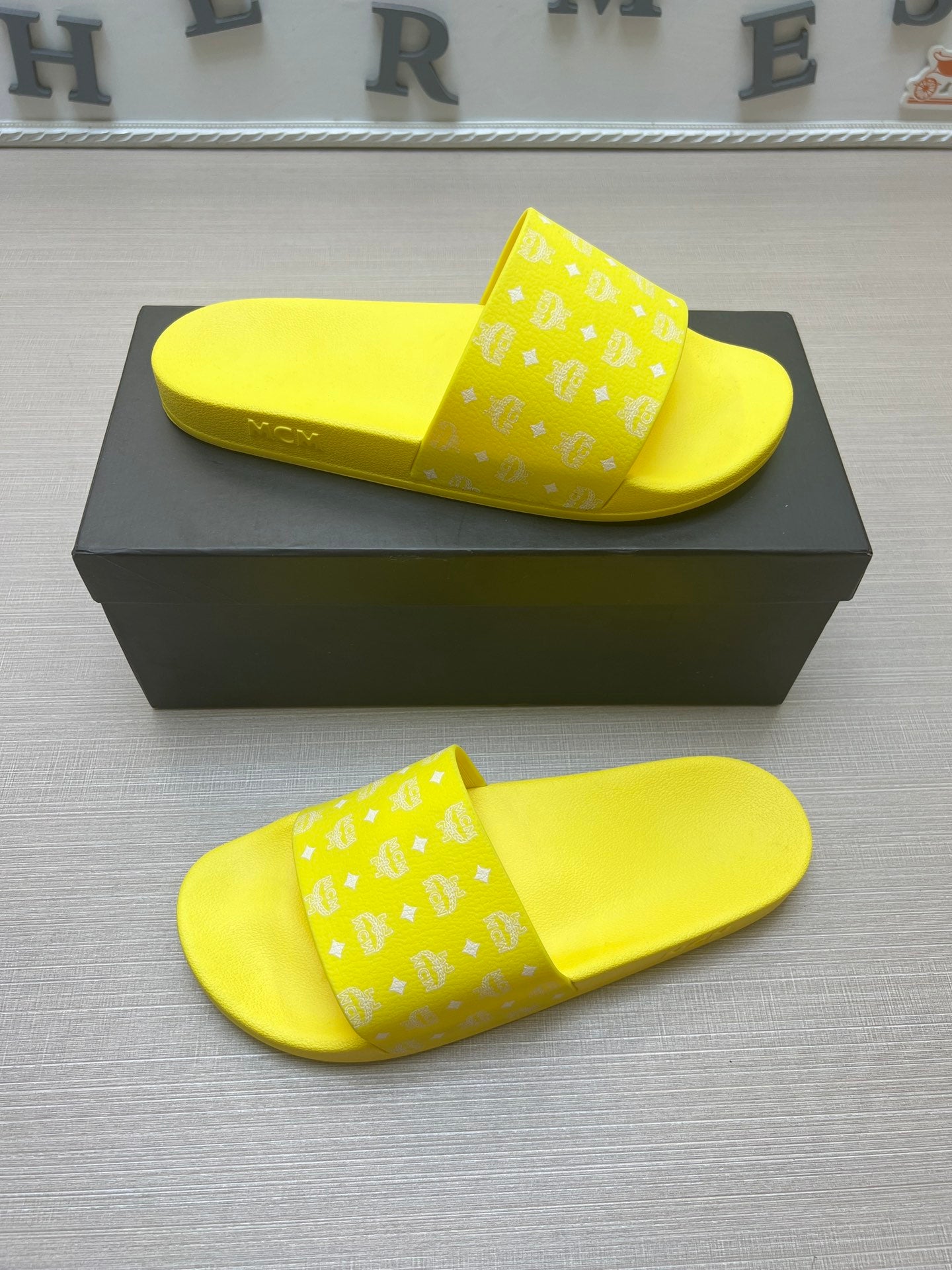 54M47ZDE Stylish slippers