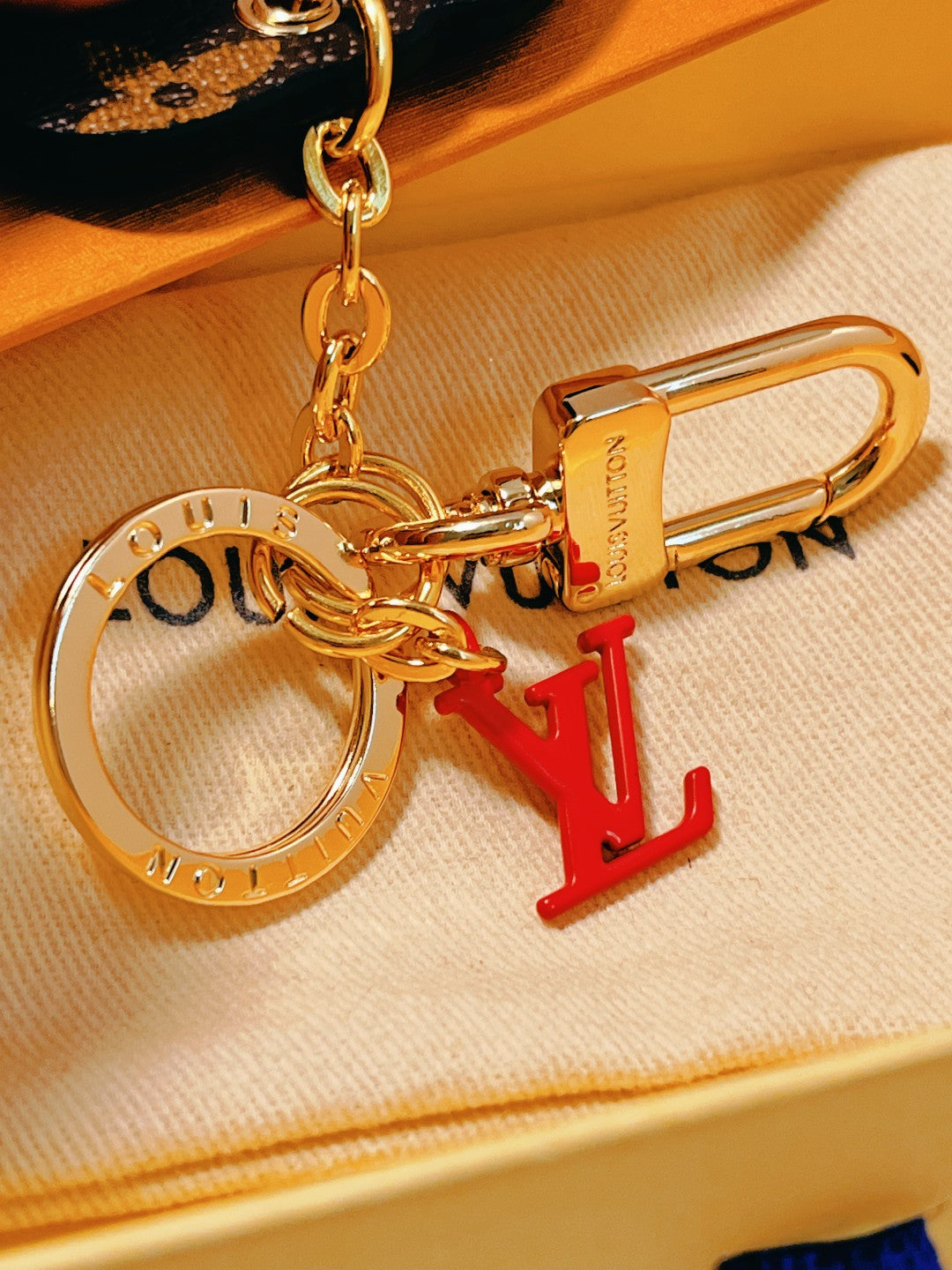 14E40ADE Stylish key closure