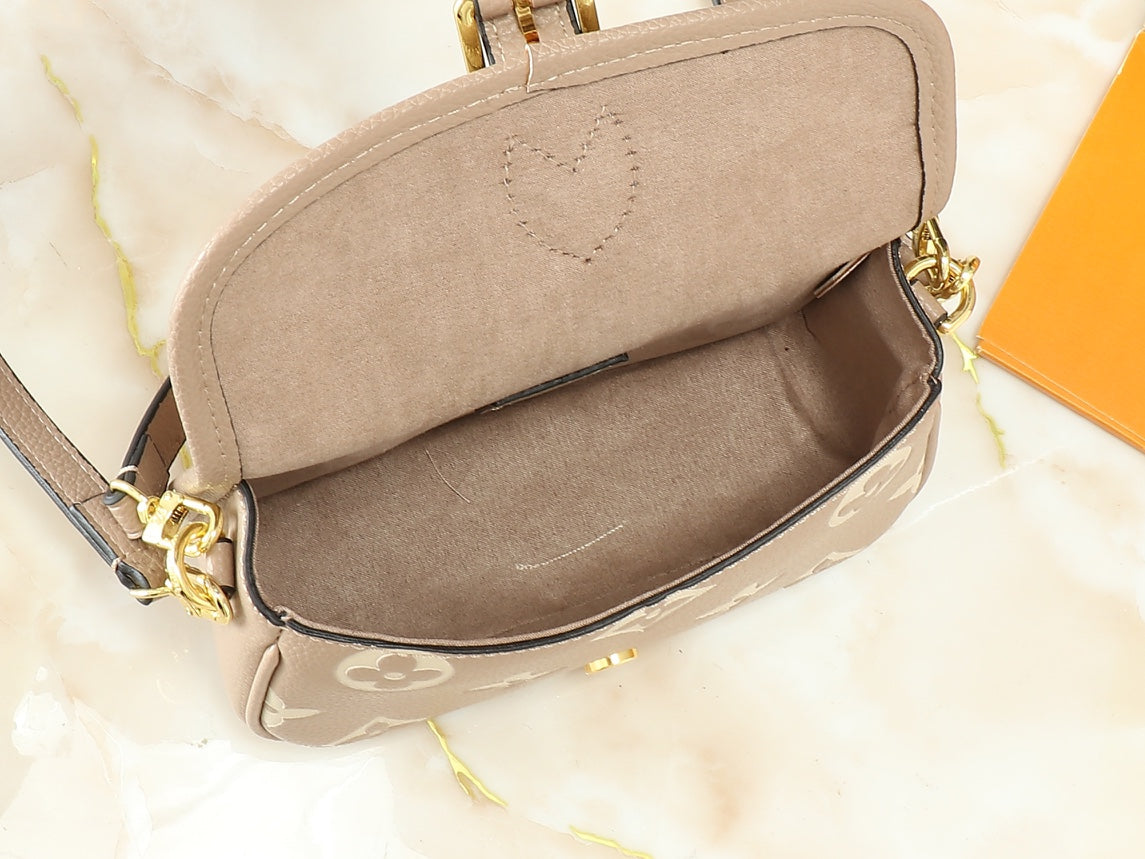 15XE4BDE Stylish leather bag