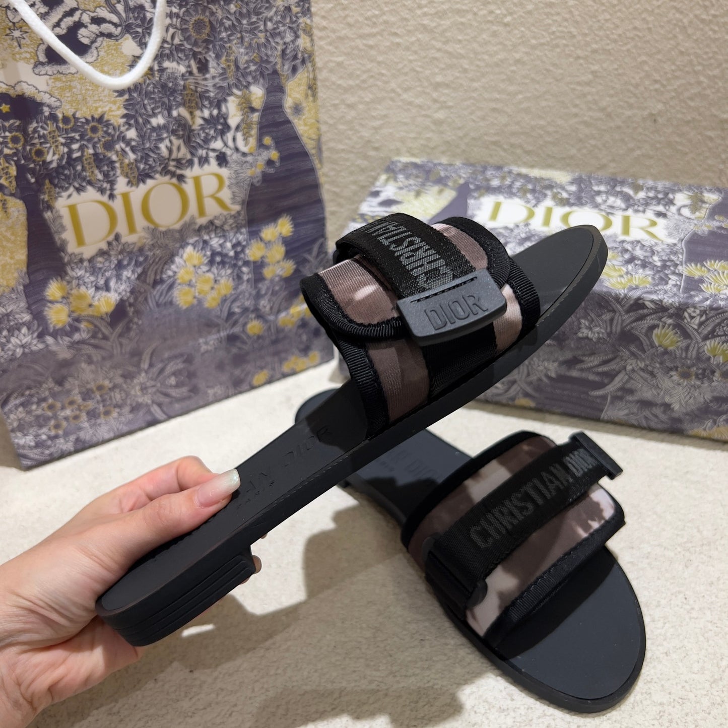 14D18ZDE Stylish slippers