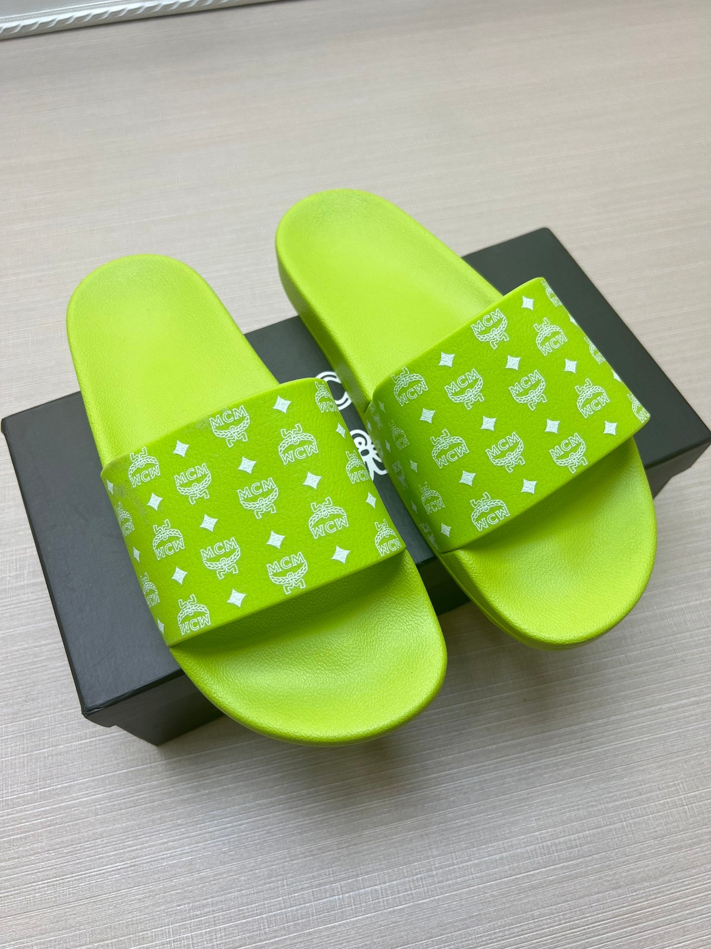 54M47ZDE Stylish slippers