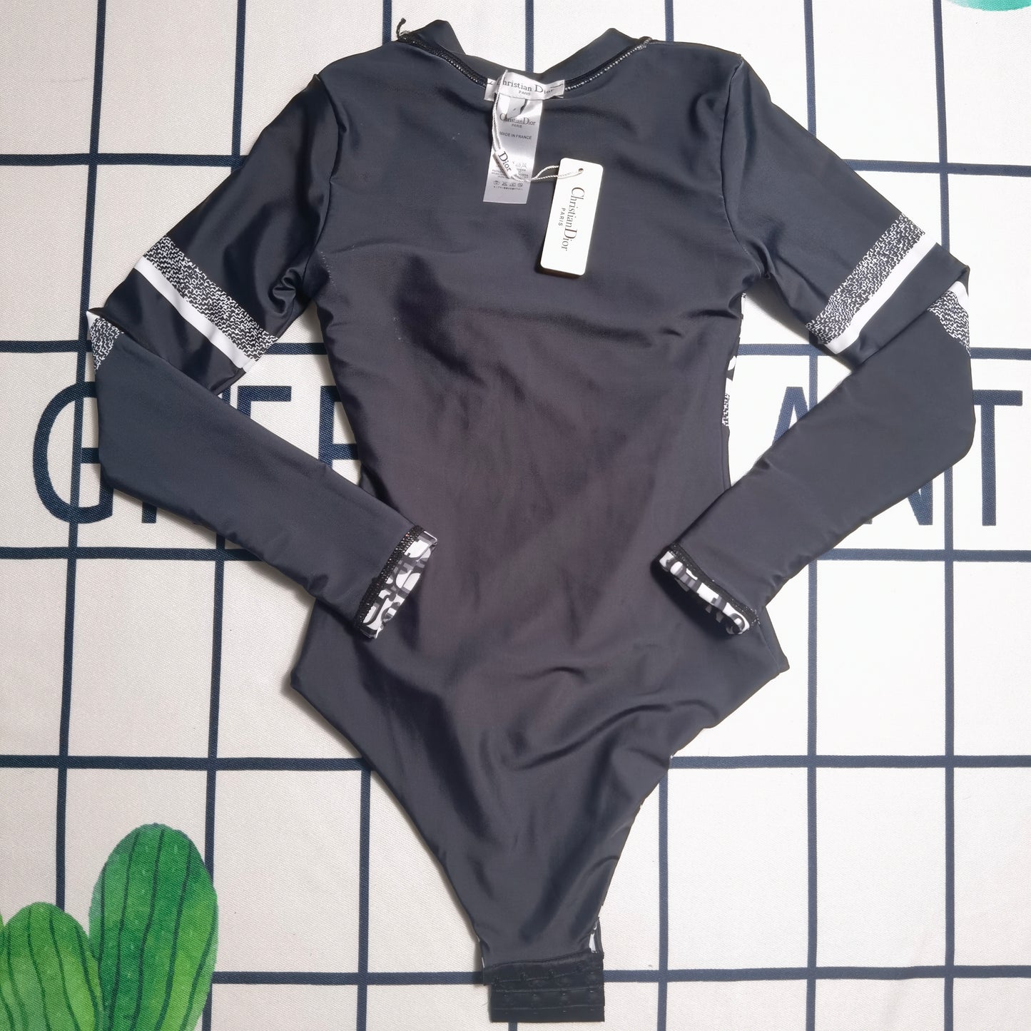 14D21YDE Stylish Long sleeve swimsuit