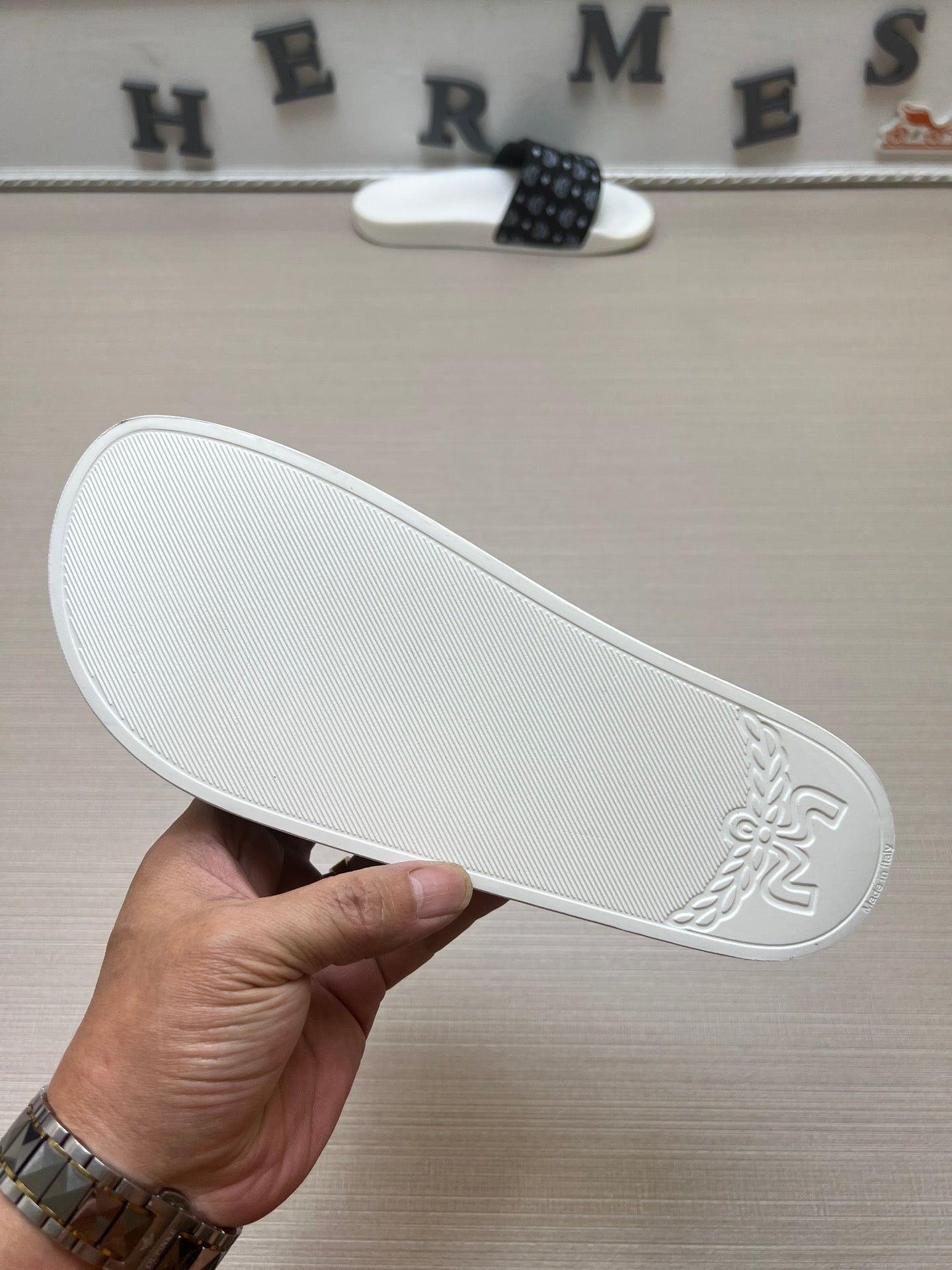 54M46ZDE Stylish slippers