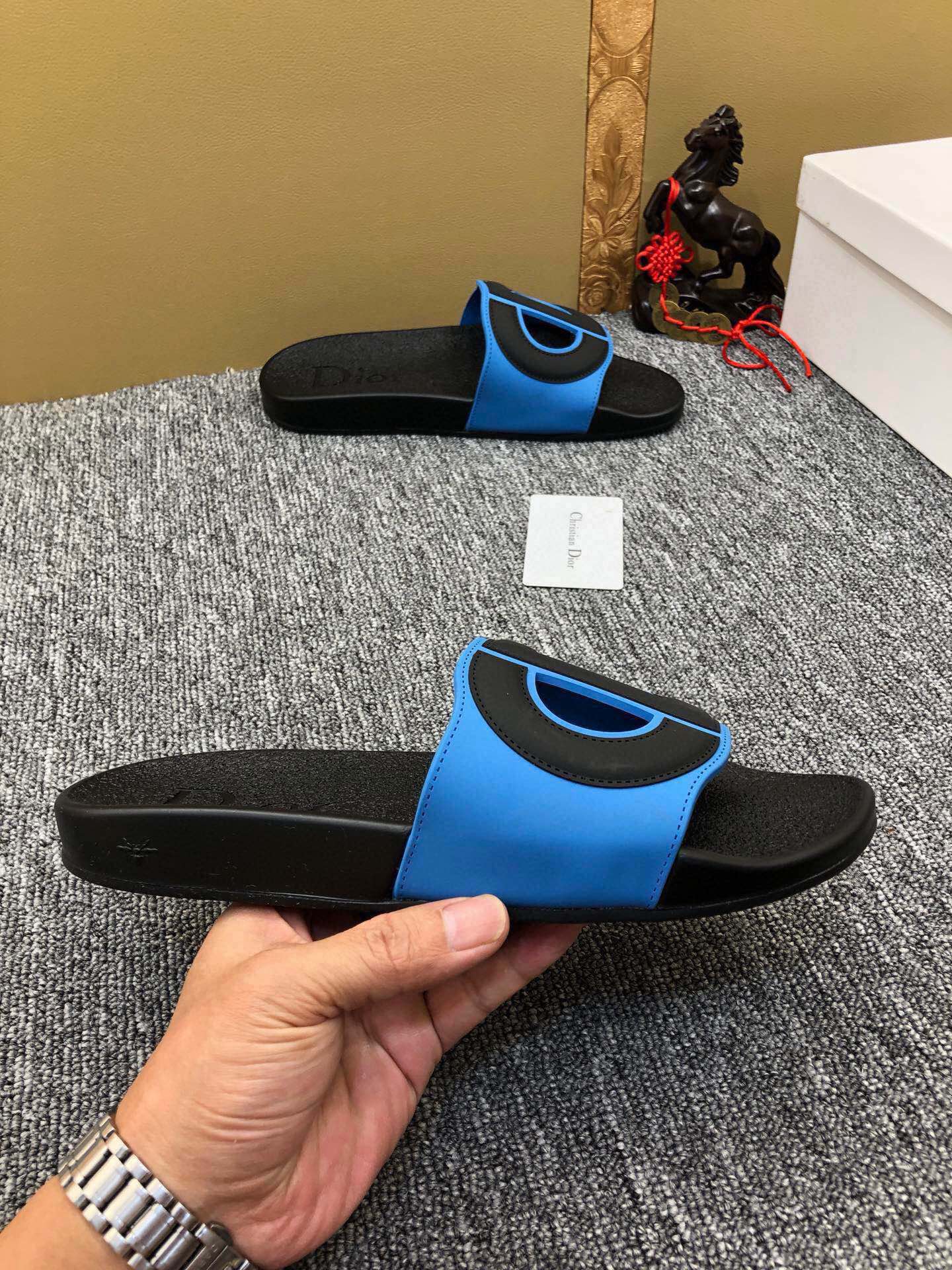 54D51ZDE Stylish slippers