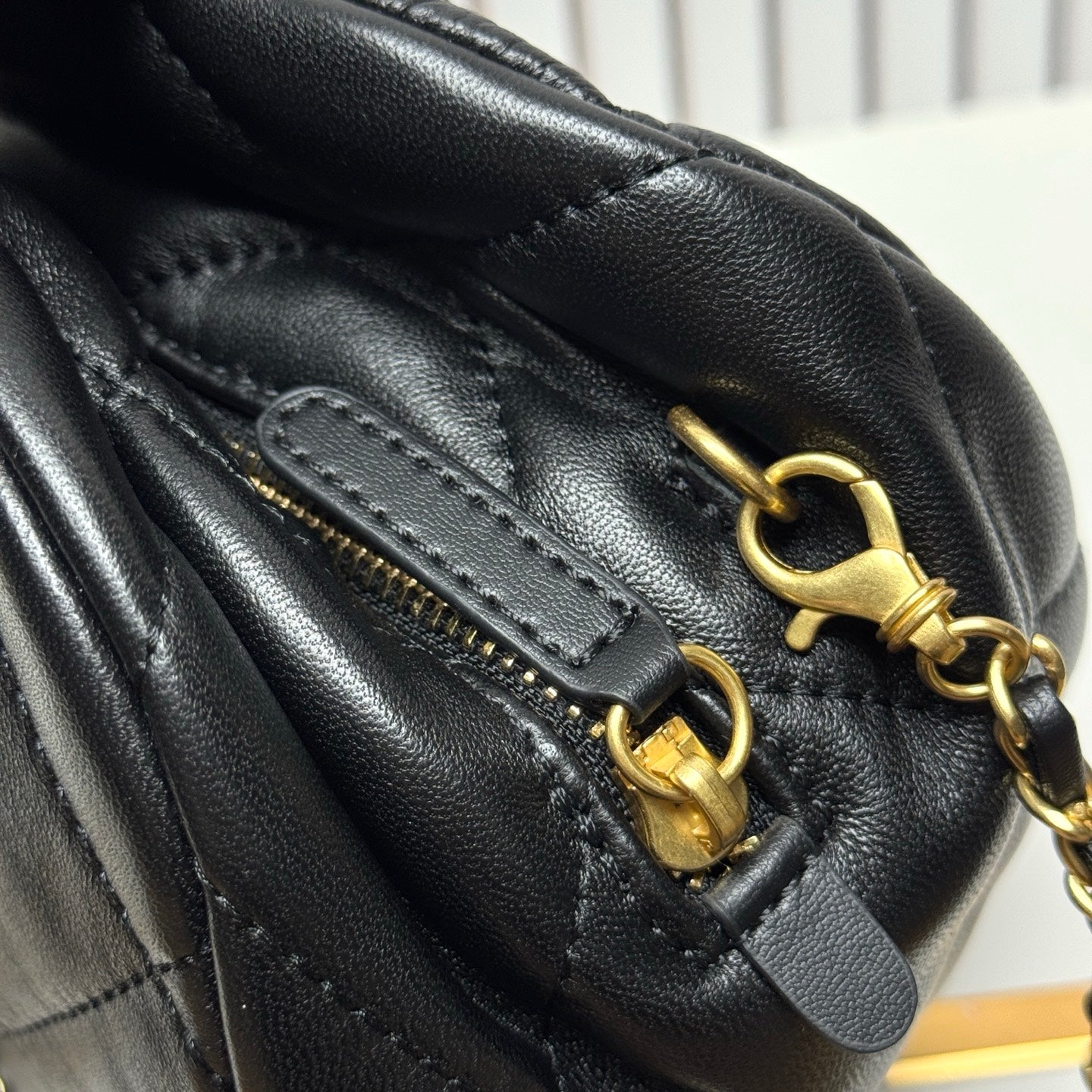 15RC49BDE Stylish leather bag