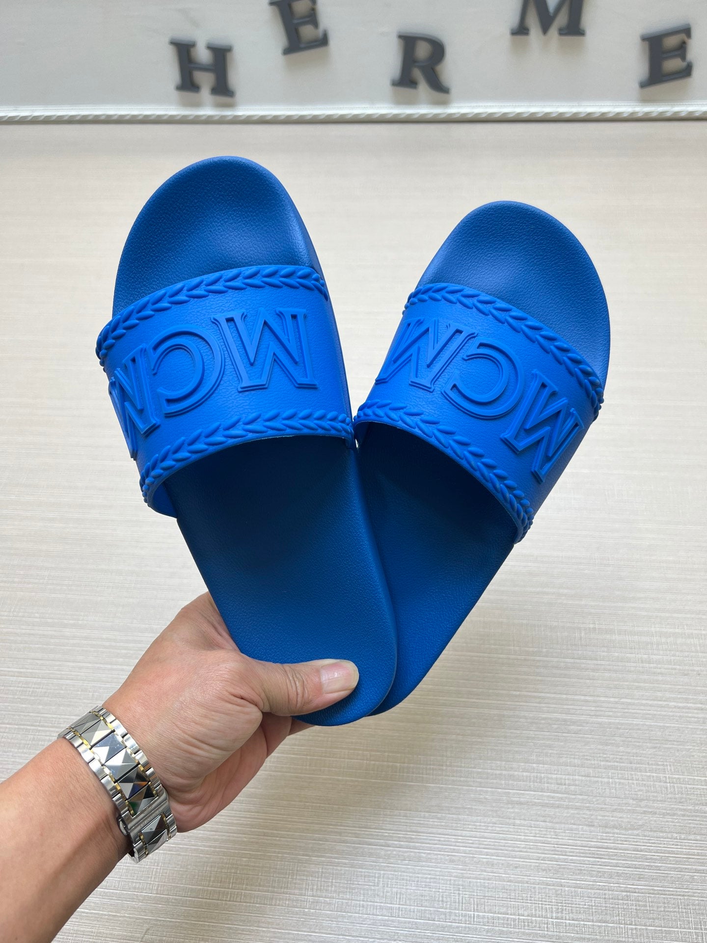 54M42ZDE Stylish slippers