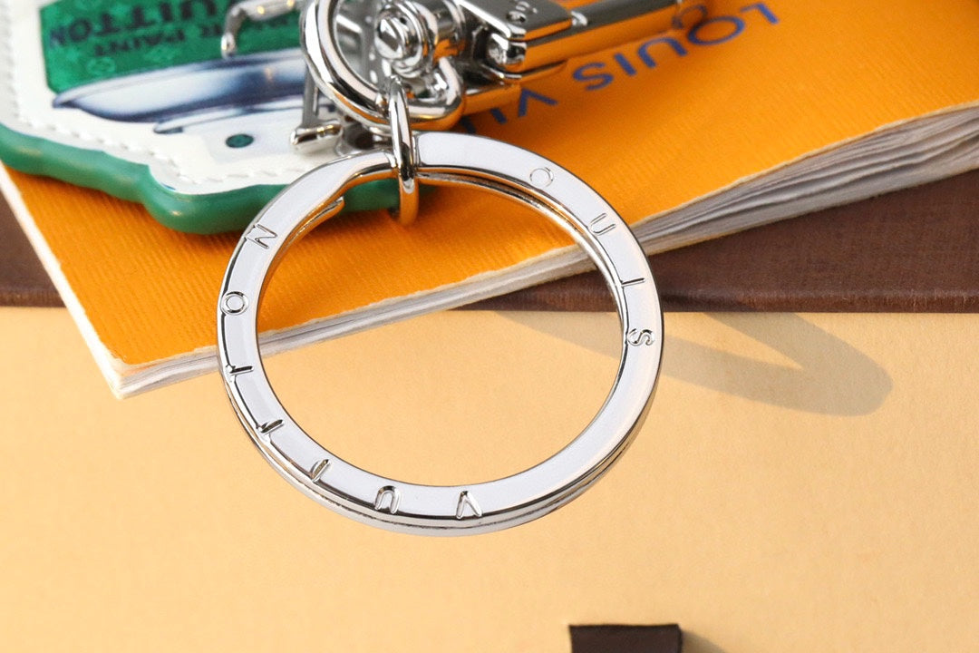 3RE24ADE Stylish key closure