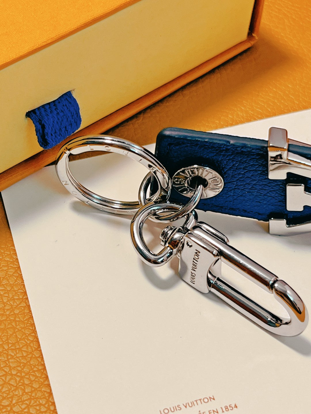 14E58ADE Stylish key closure