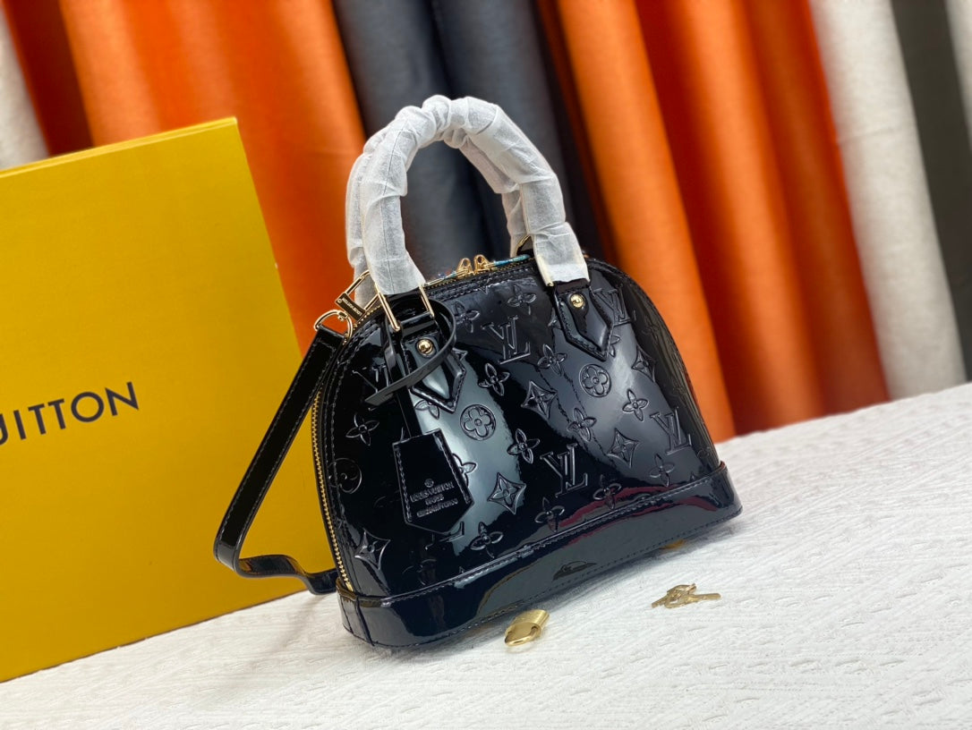 165NE97BDE Stylish leather bag