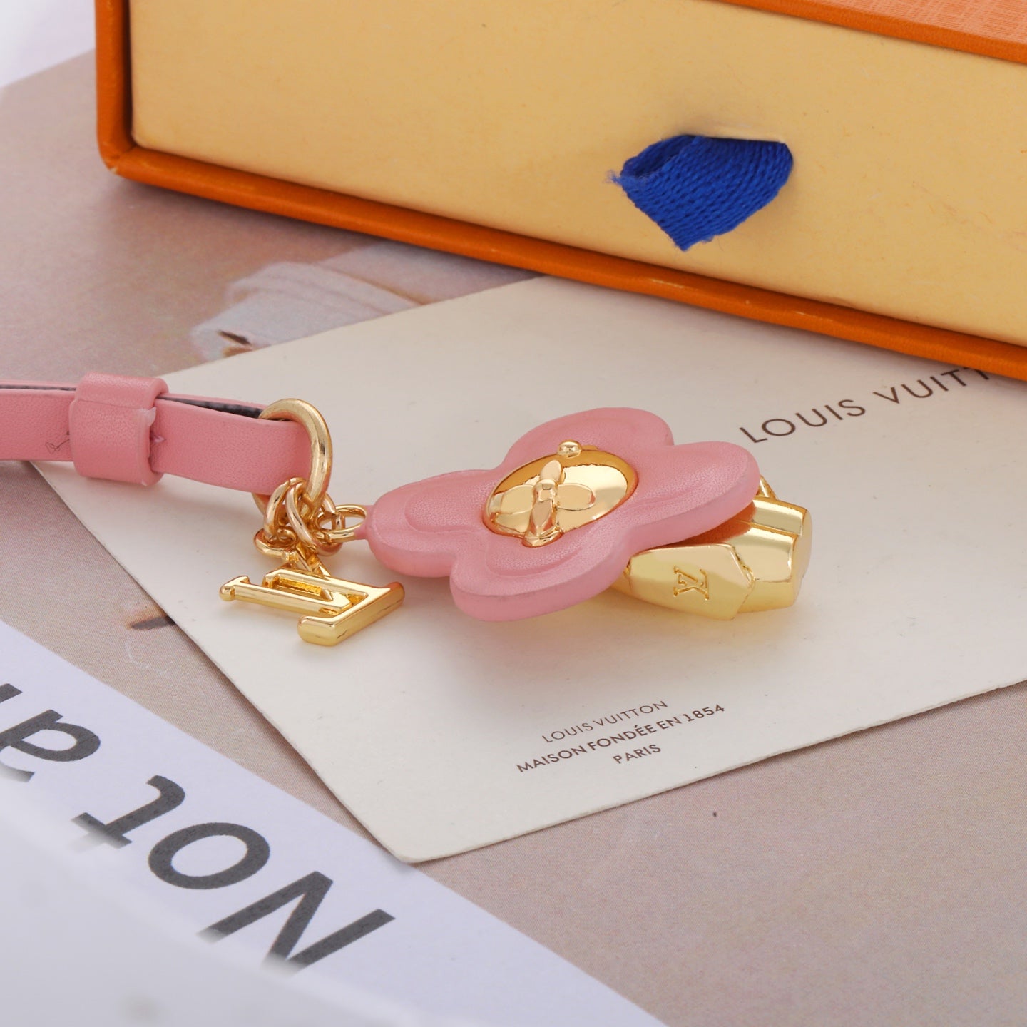 3RE3ADE Stylish key closure