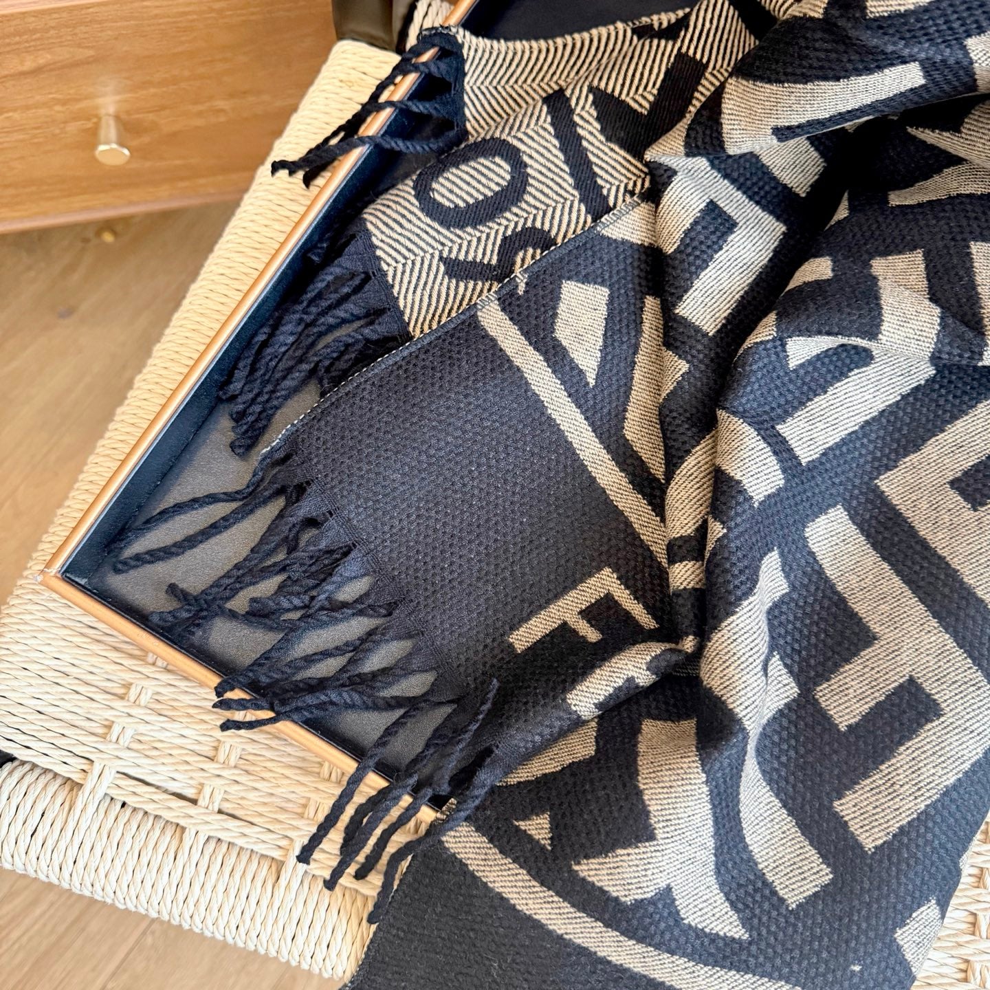 185ZF68WDE Stylish Winter Scarves
