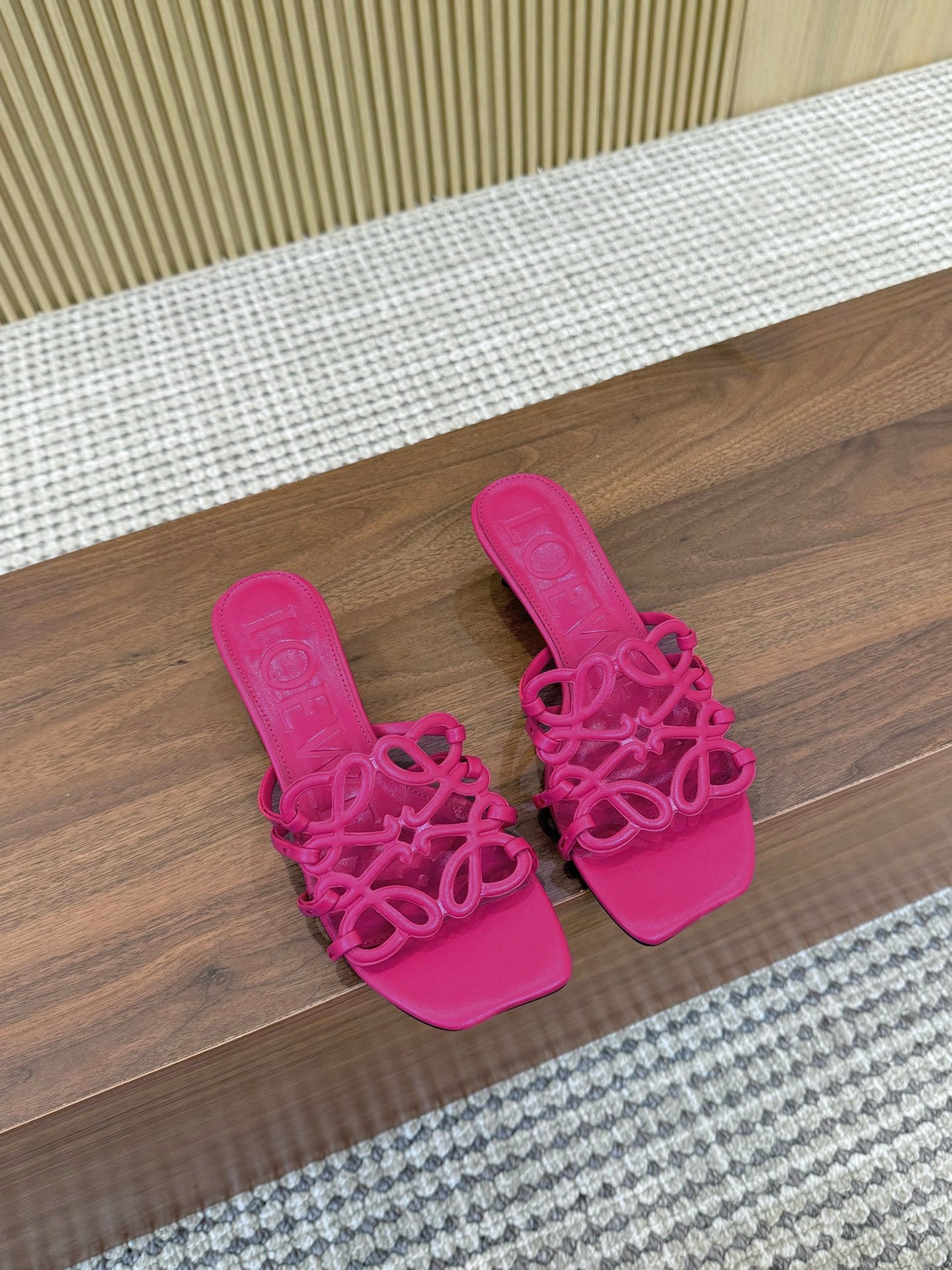 255QA33ZDE Stylish leather Slippers