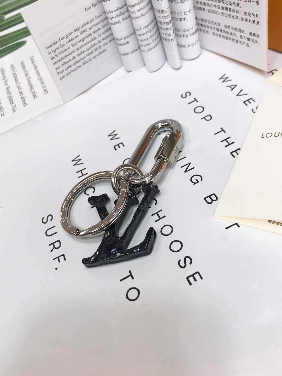 14E29ADE Stylish key closure