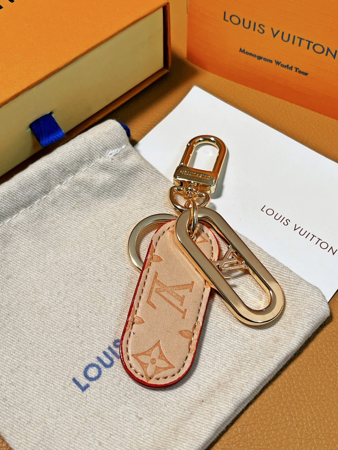 14E61ADE Stylish key closure