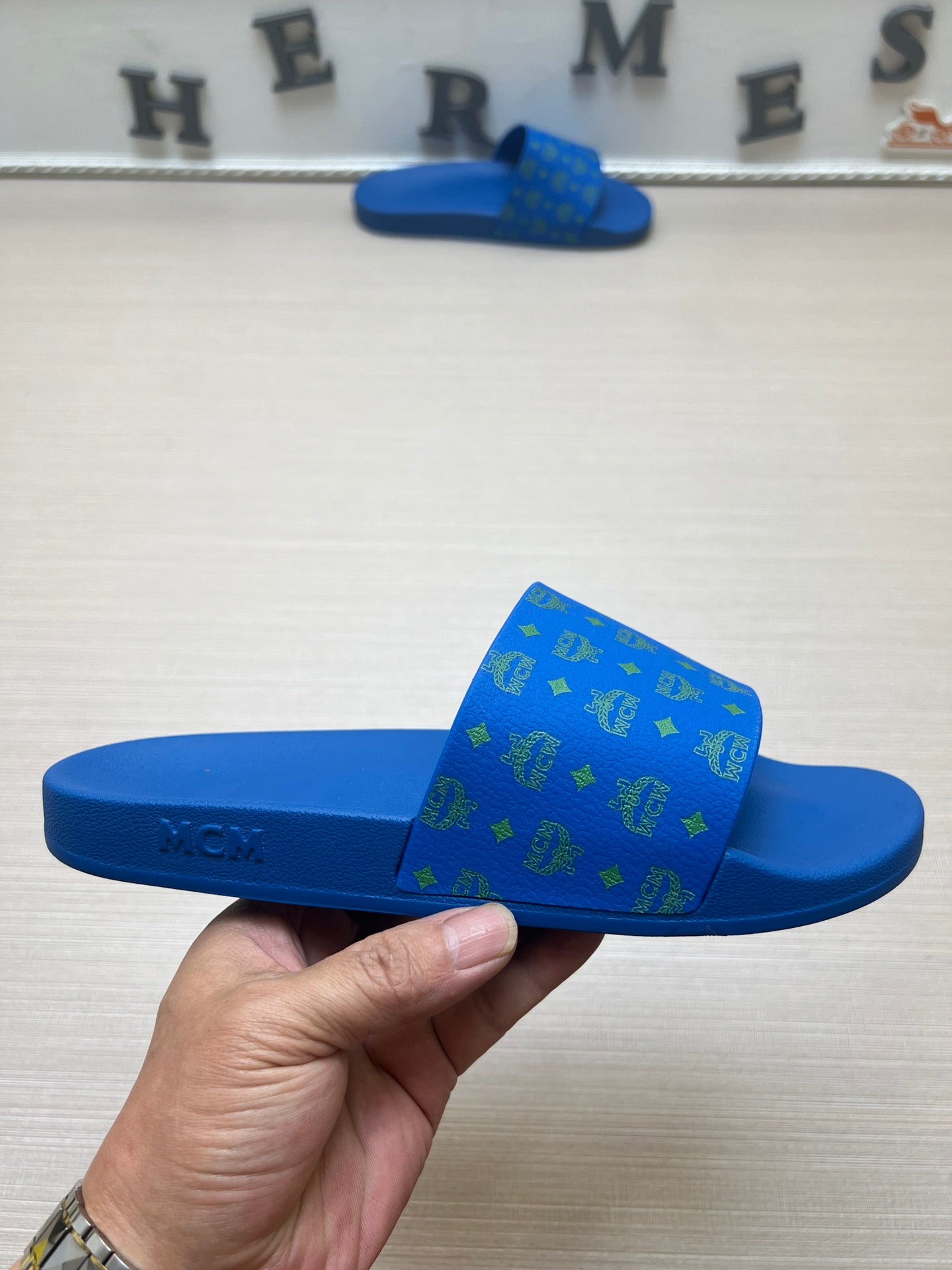 54M47ZDE Stylish slippers