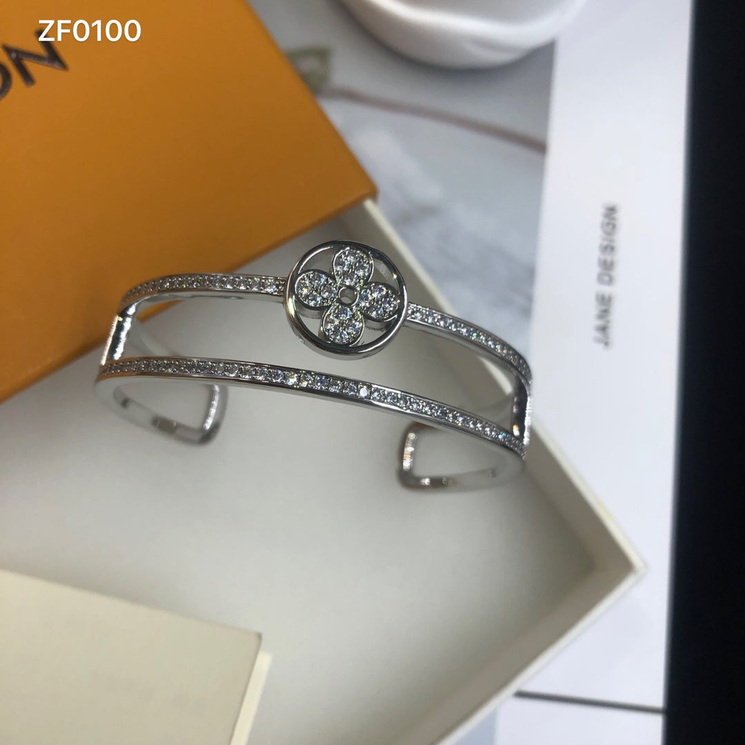 1YE348KDE Stylish Bracelets