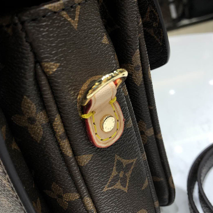 1E65BDE Stylish leather bag
