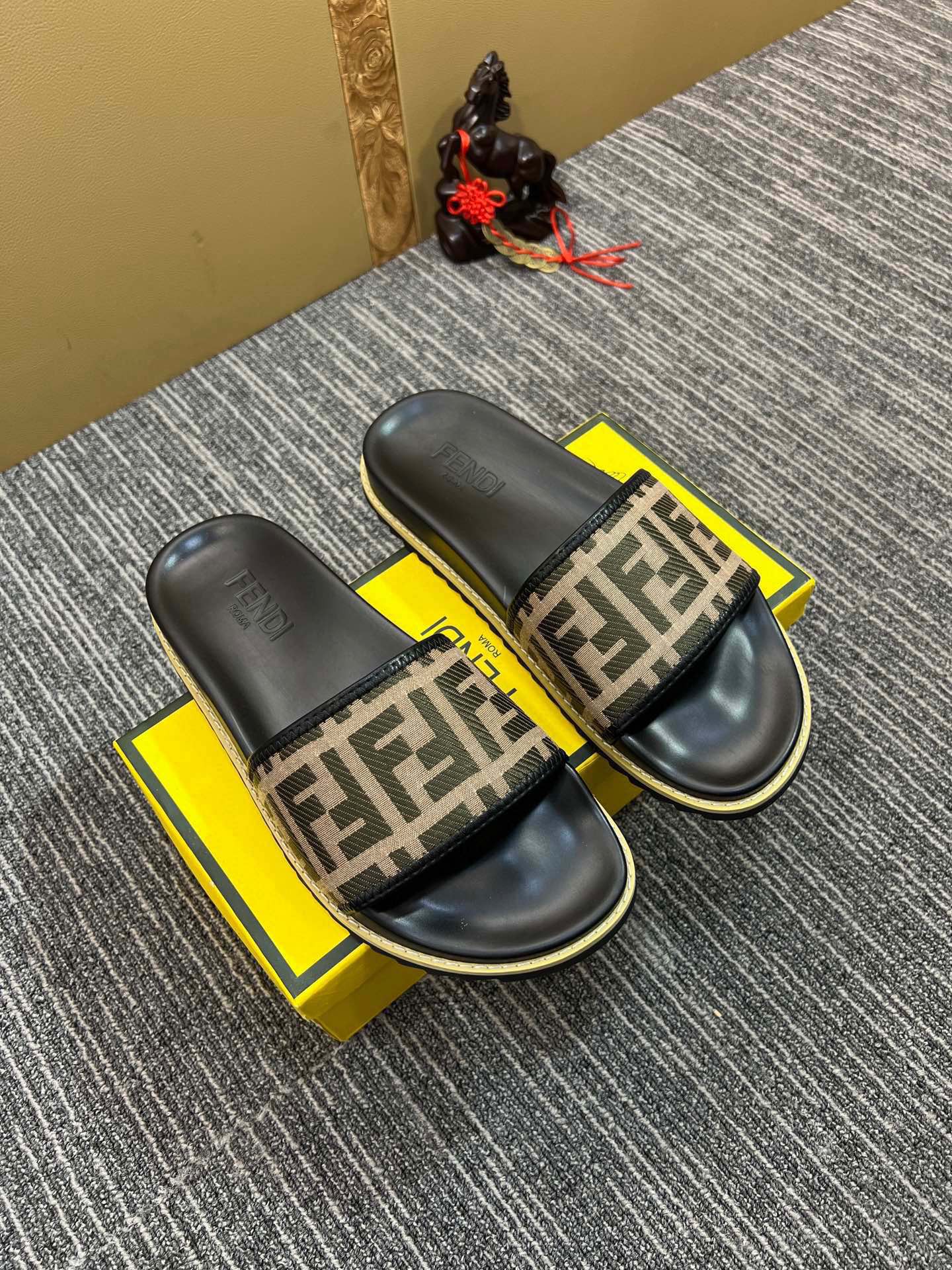 5XF105ZDE Stylish Slippers
