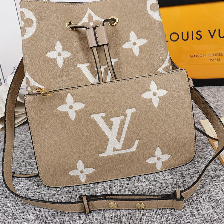 2E04BDE Stylish leather bag