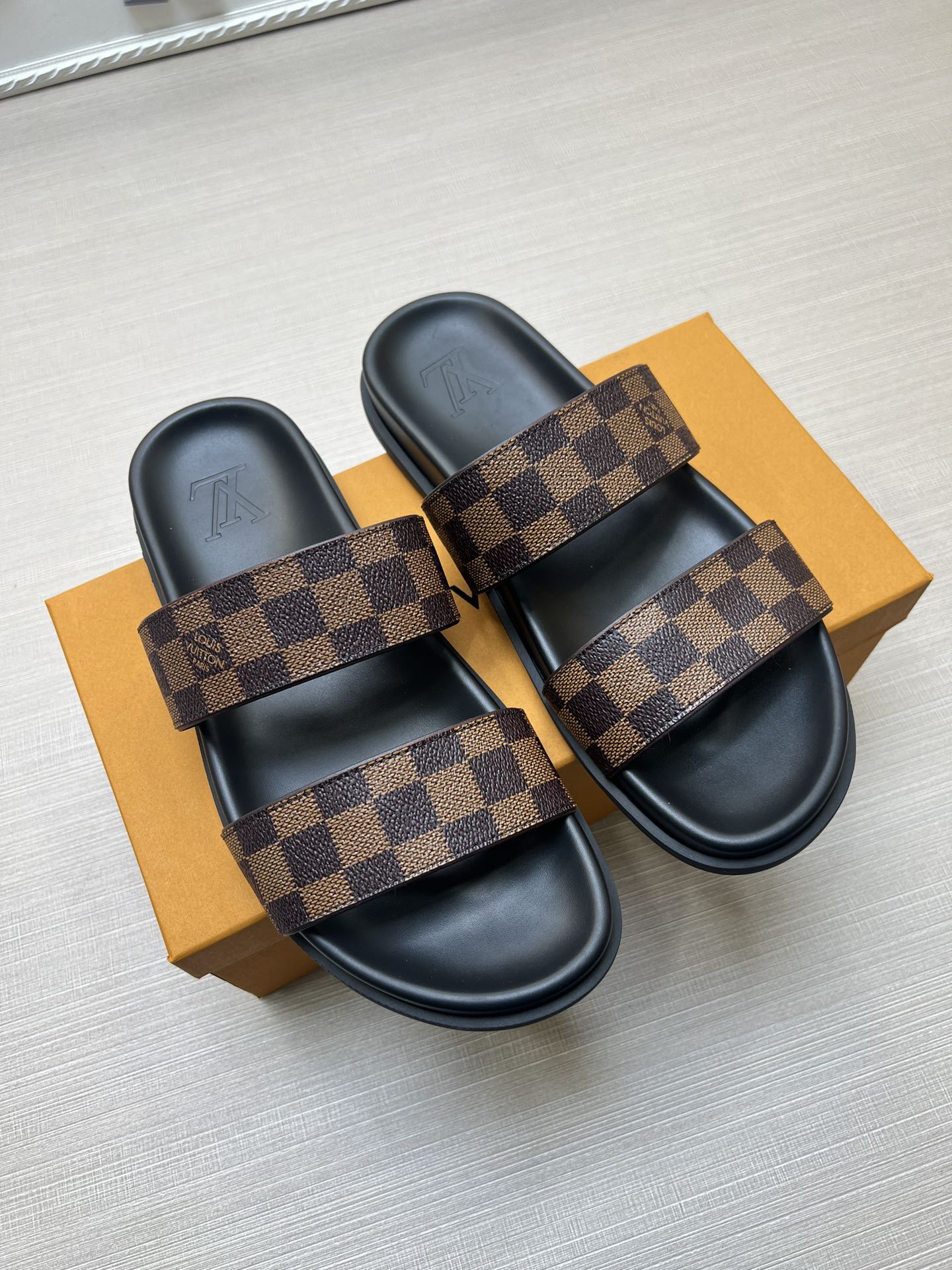 54E60ZDE Stylish slippers