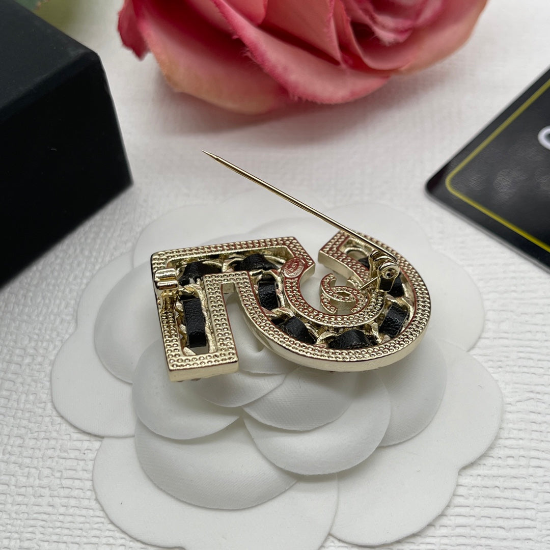 14C846EDE StylishBrooch