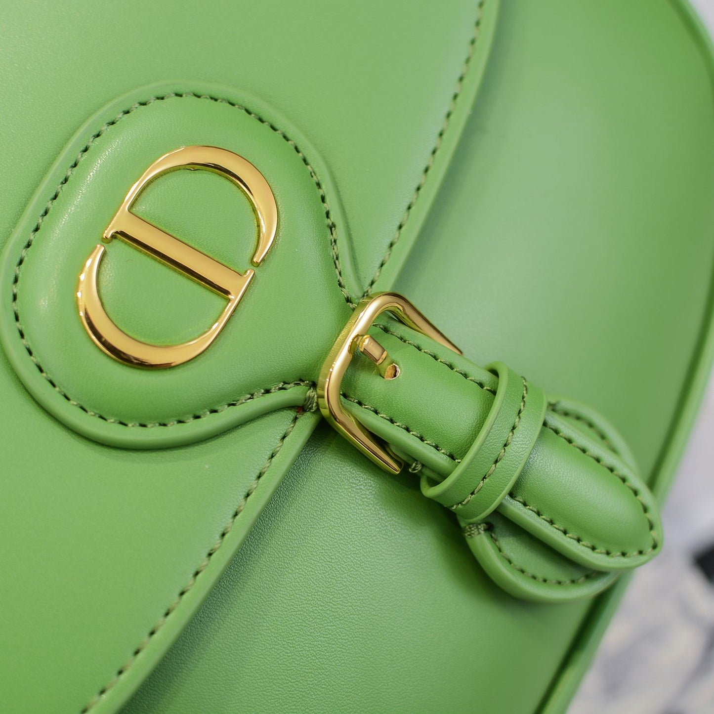 1L48BDE Stylish leather bag