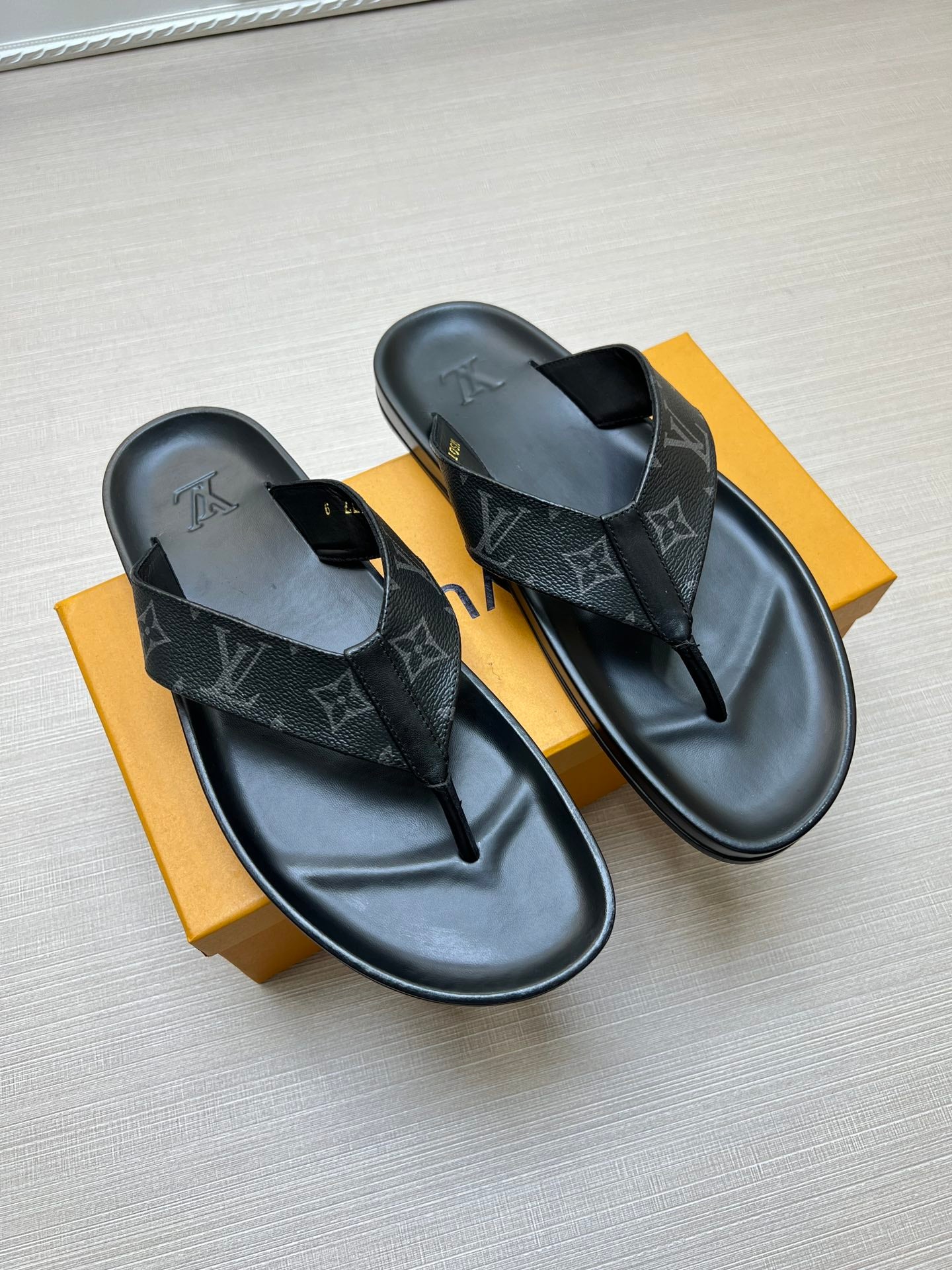 54E86ZDE Stylish slippers