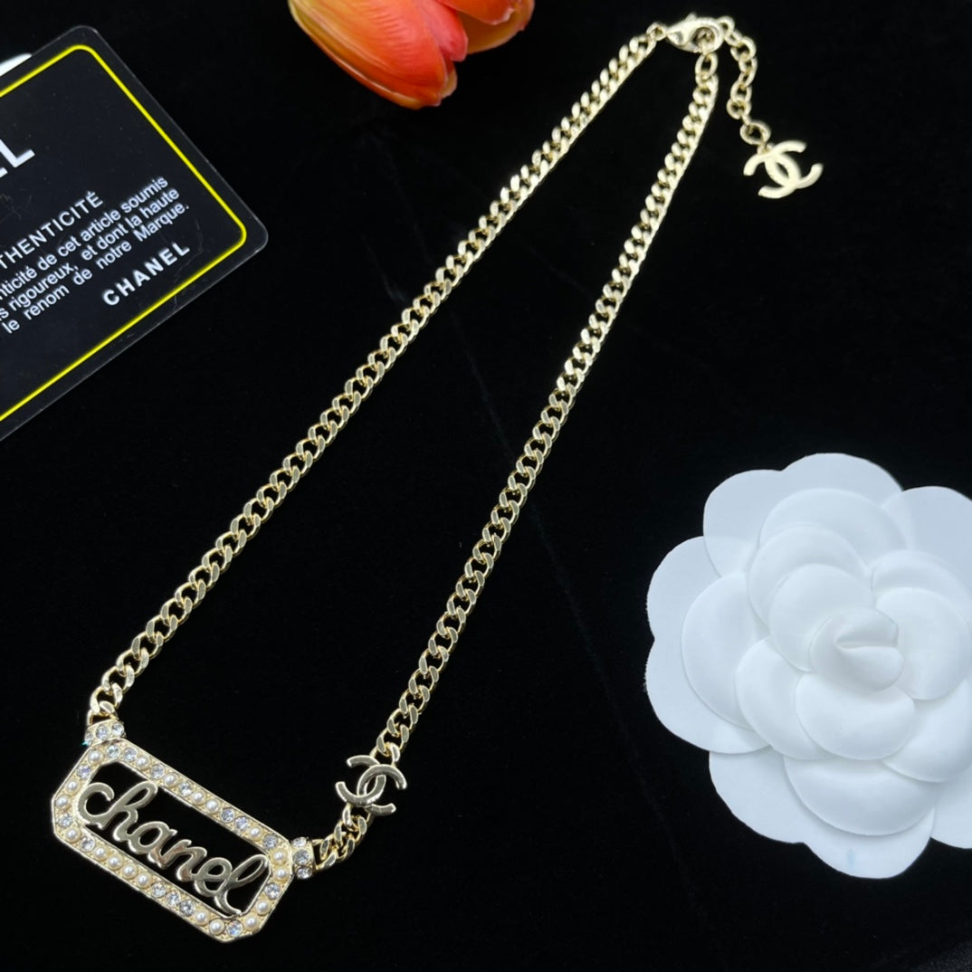 14C919XDE Stylish Necklaces
