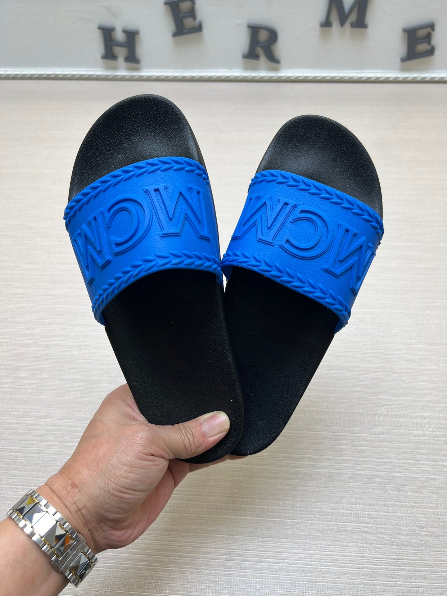 54M42ZDE Stylish slippers