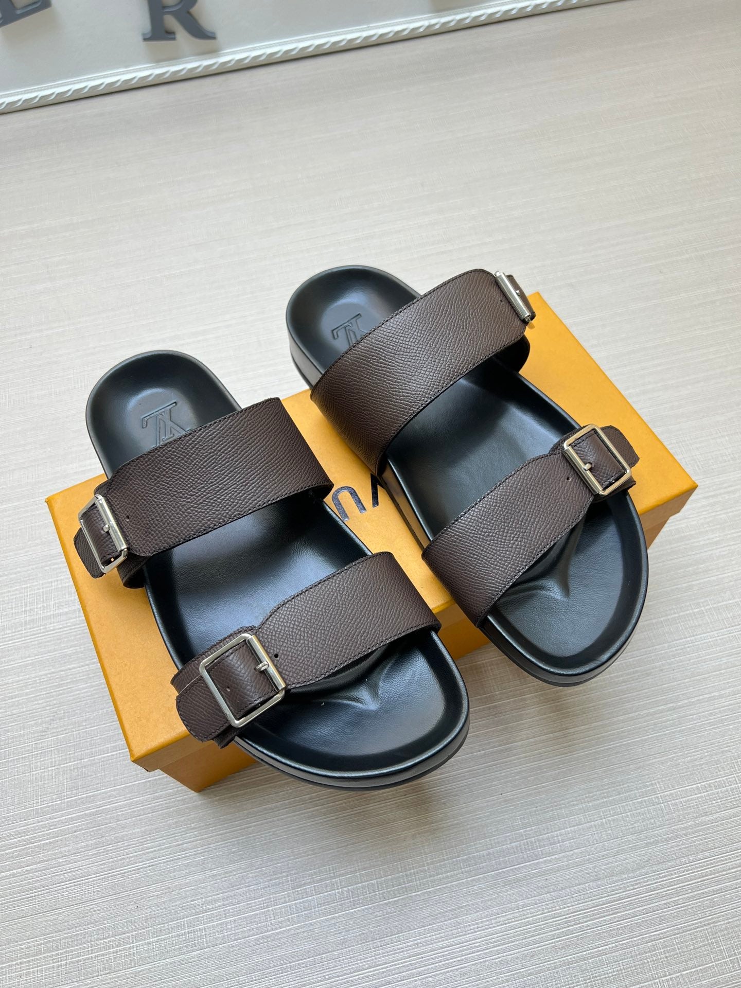 54E87ZDE Stylish slippers