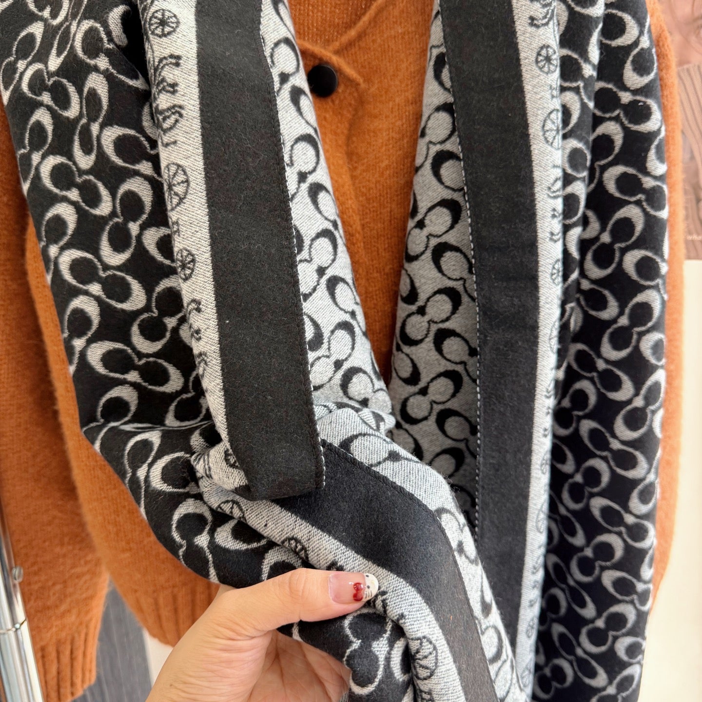 185ZH67WDE Stylish Winter Scarves