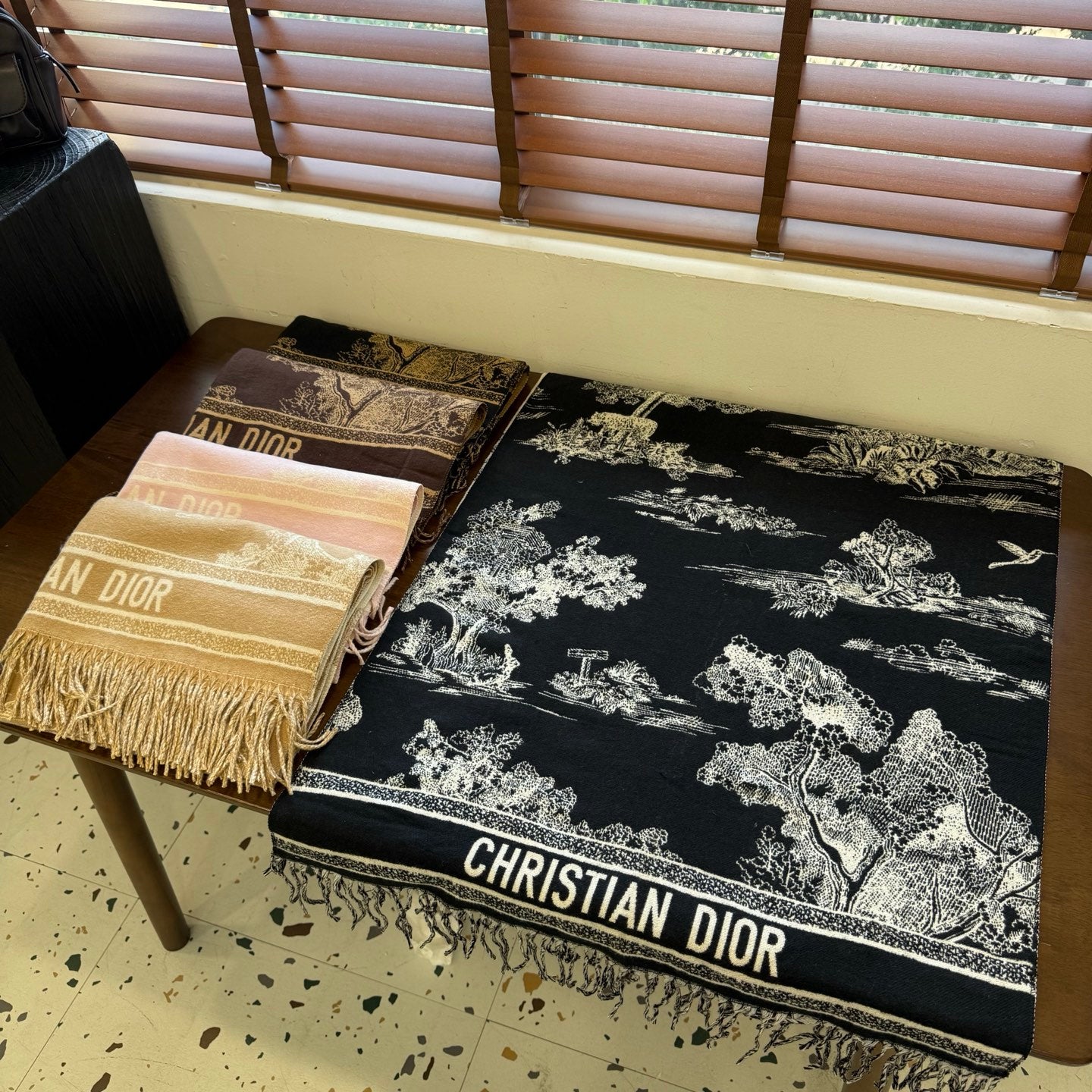 185ZD64WDE Stylish Winter Scarves