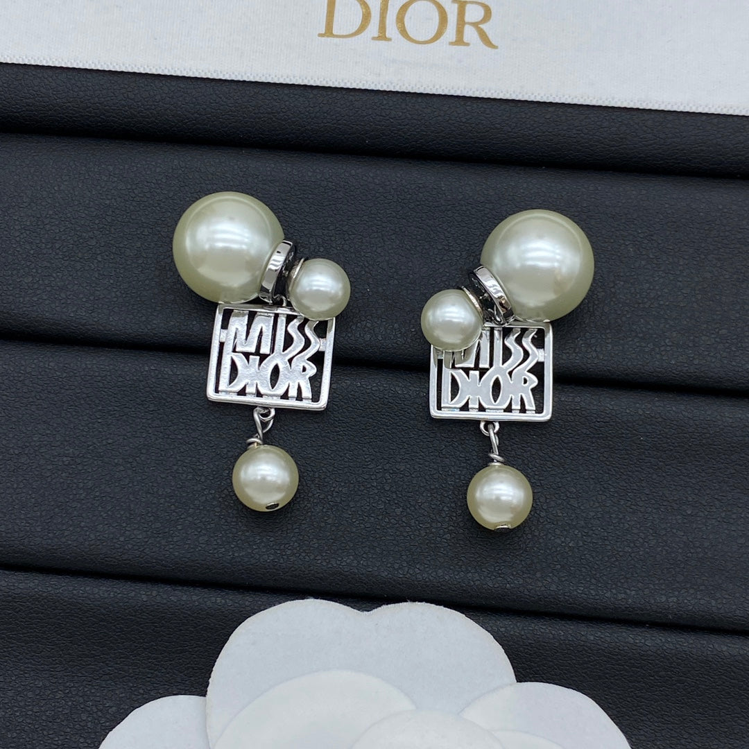 14D1068EDE Stylish Earrings