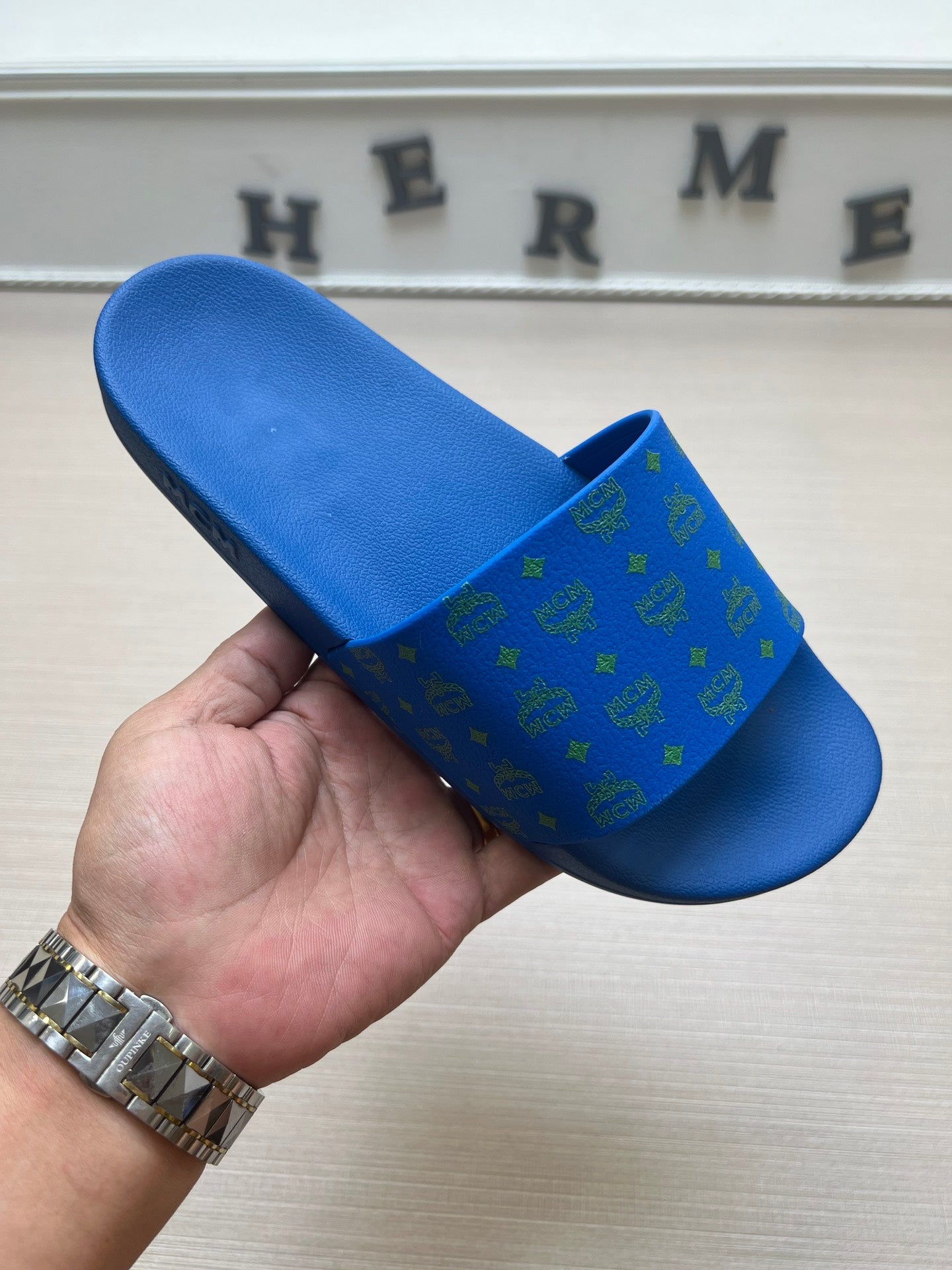 54M47ZDE Stylish slippers