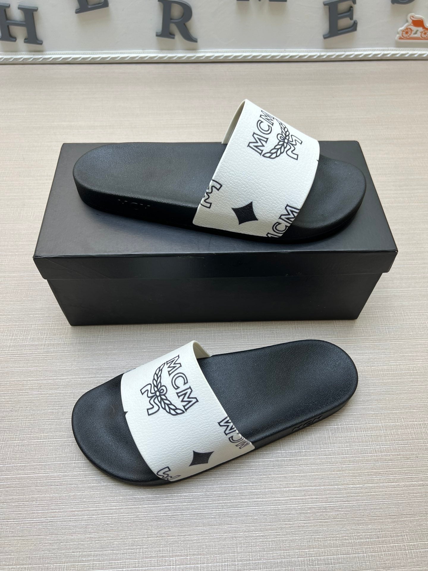 54M43ZDE Stylish slippers