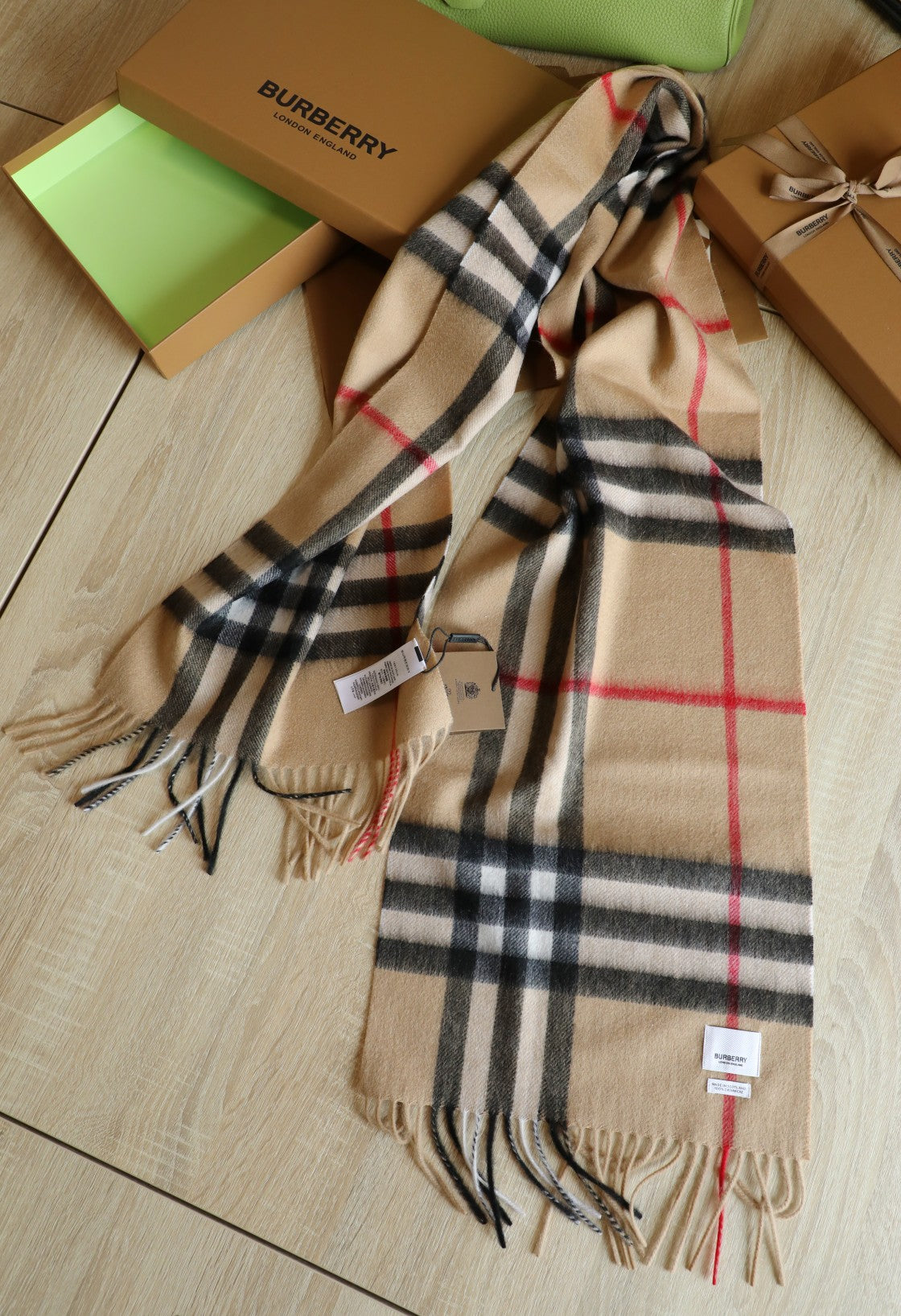 185ZR1WDE Stylish Winter Scarves