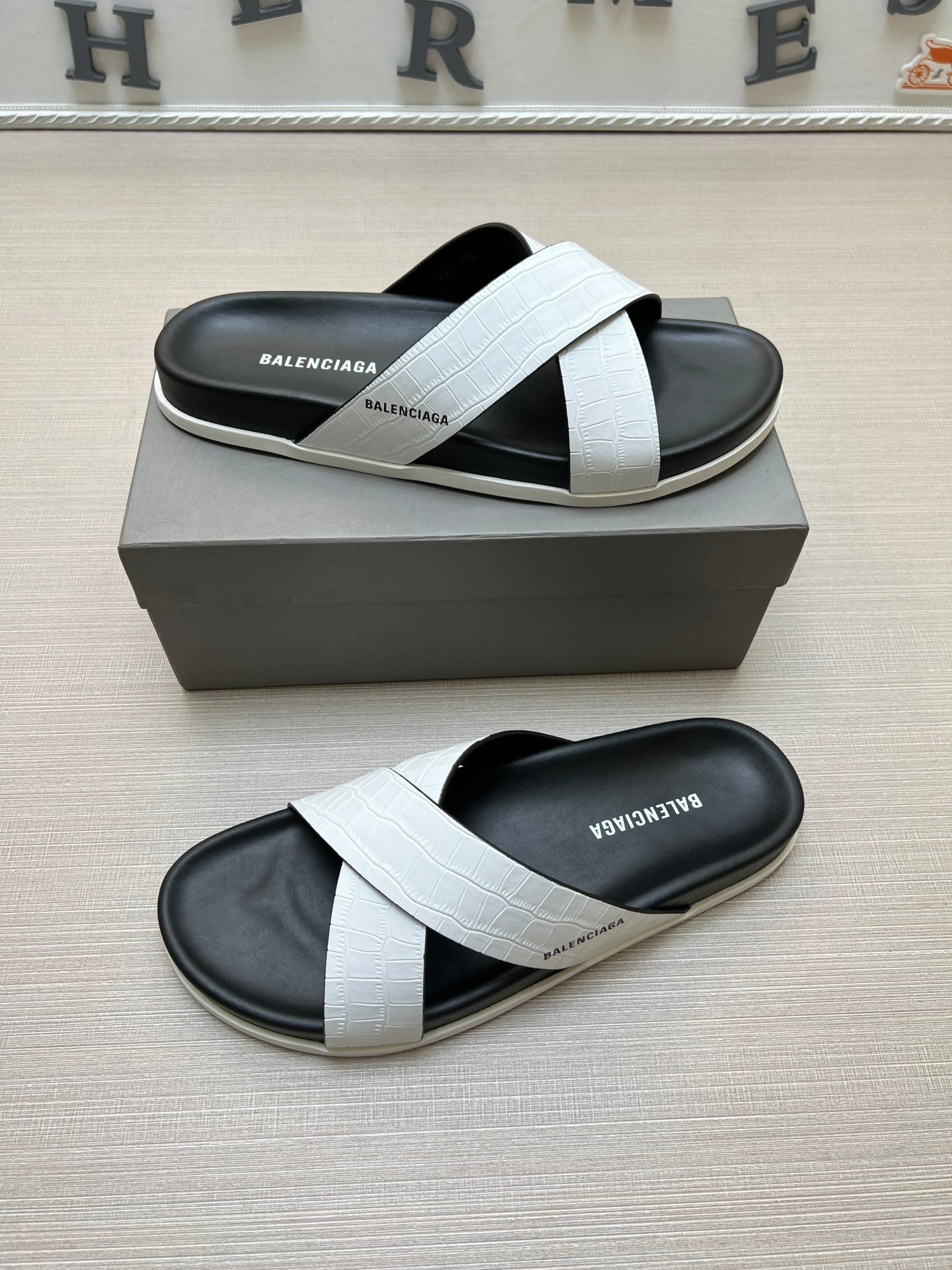 54J97ZDE Stylish slippers