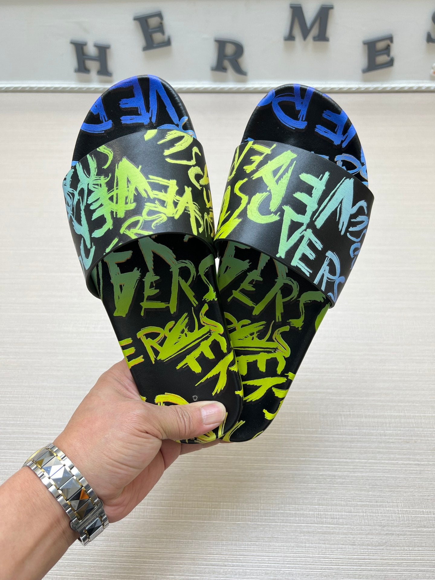 54V94ZDE Stylish slippers