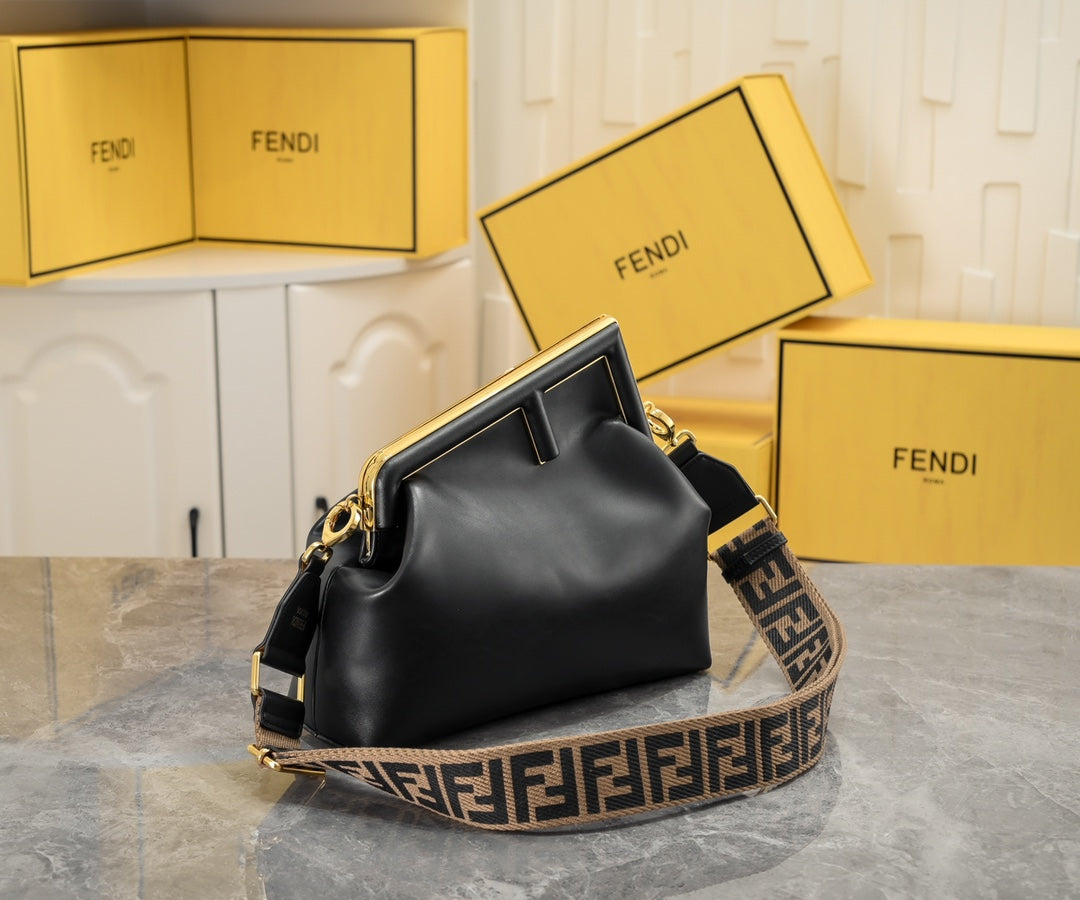 2XF20BDE Stylish leather bag