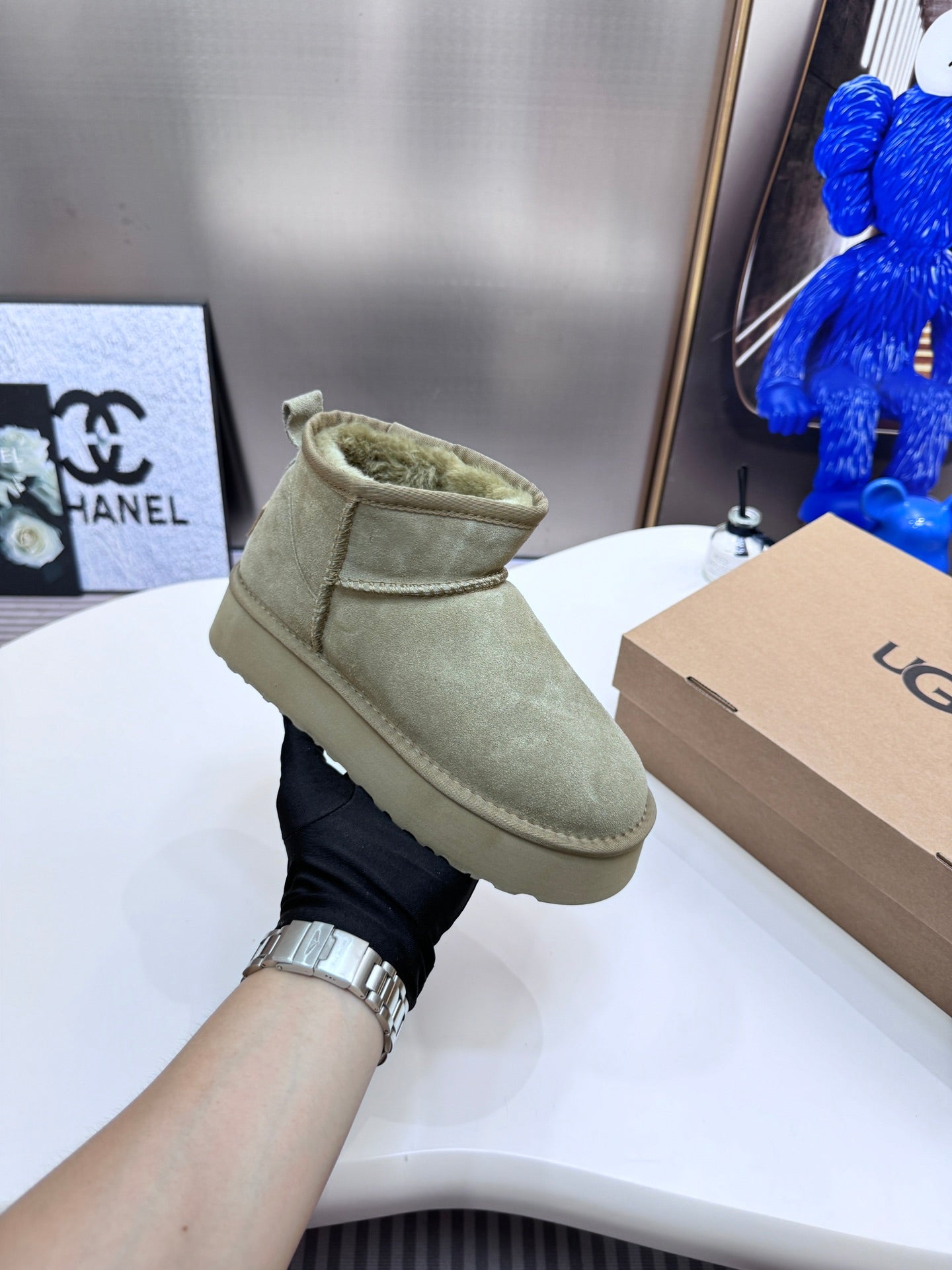 1LU9ZDE Stylish snow boots